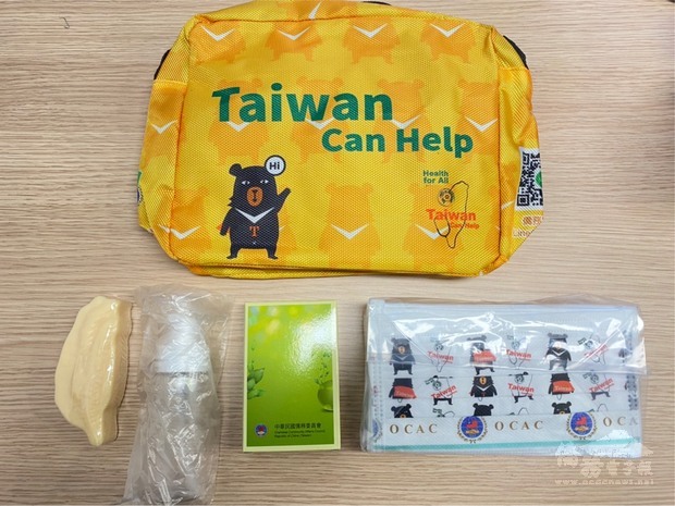 僑委會關懷防疫包裡除了有臺灣黑熊口罩外，還有臺灣形狀米皂、可加水混合成洗手慕斯的皂絲、慕斯瓶，以及臺灣黑熊收納包，讓僑胞可以隨身攜帶。