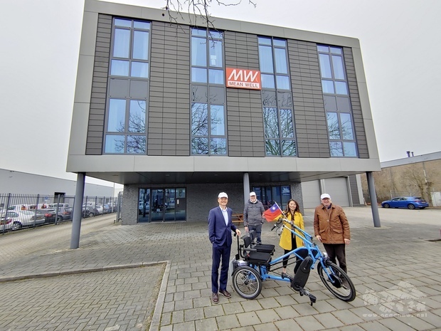 Fietsmaatjes Amstelveen和Stichting Vrienden van Brentano主席以及荷蘭僑務促進委員、MEAN WELL EUROPE總經理劉方伯和人資經理李雪宜合影