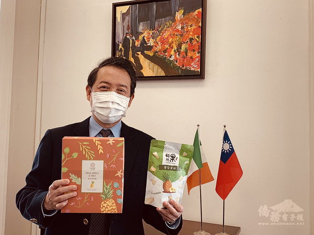 駐愛爾蘭代表處於3月23日至30日舉辦「台灣自由鳳梨週」，駐愛爾蘭代表楊子葆邀各界品嘗台灣鳳梨產品。（駐愛爾蘭代表處提供）