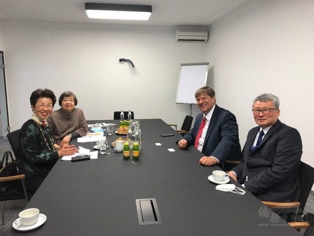 駐奧地利張小月大使和S&T AG集團執行長Hannes Niederhauser和樺漢科技公司歐洲區總經理陳瑞宗先生席間合影