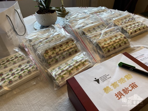 駐法國代表處僑務組捐贈參與義剪活動的僑胞及民眾每人一份15片印有臺灣及中華民國國旗的僑委會會徽口罩,幫助臺灣之餘也不忘防疫。