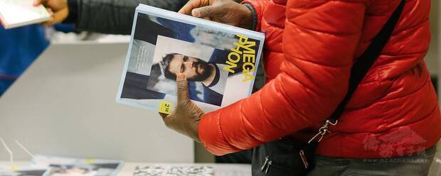 由小販兜售的奧地利街頭文化月刊Megaphon，由新移民等小販沿街兜售。透過「銷售員可分得一半報酬」的方式，幫助這些社會上的弱勢群體。