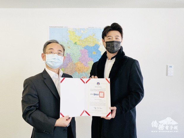 張維達代表僑務委員會童振源委員長頒發賀狀。