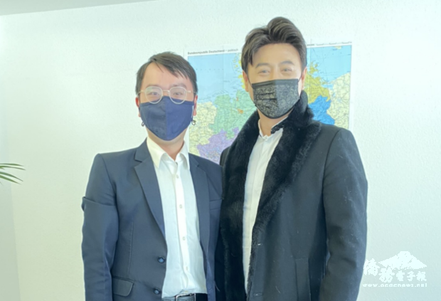 李孝文及簡槙男合影。