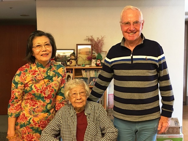 車慧文博士伉儷（左、右）與《巨流河》原著齊邦媛教授（中）於臺北合影