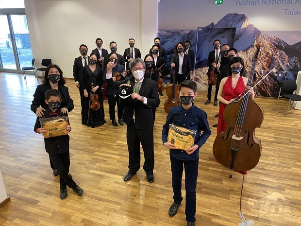 駐德國代表處大使謝志偉(前排左2)與演出者合影