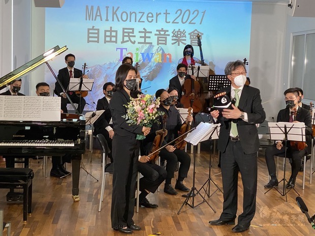 駐德國代表處大使謝志偉(右1)介紹「福沙阿熊」,左為指揮家黃稚尹