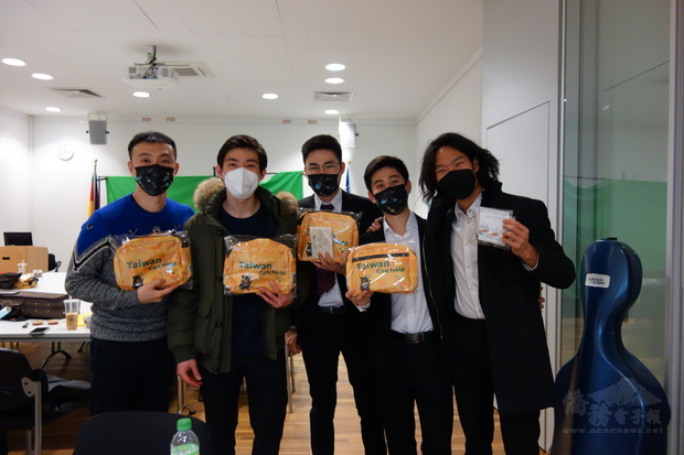 旅德臺灣音樂家們手持關懷防疫包合影