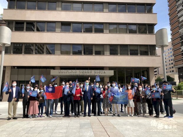 西班牙僑界22日在僑委李志俊(前左6,國旗旁)號召下集結近50名僑胞舉辦車隊遊行,聲援台灣參與世界衛生大會(WHA)。駐西班牙代表劉德立伉儷(前左7、8)率館員共襄盛舉。