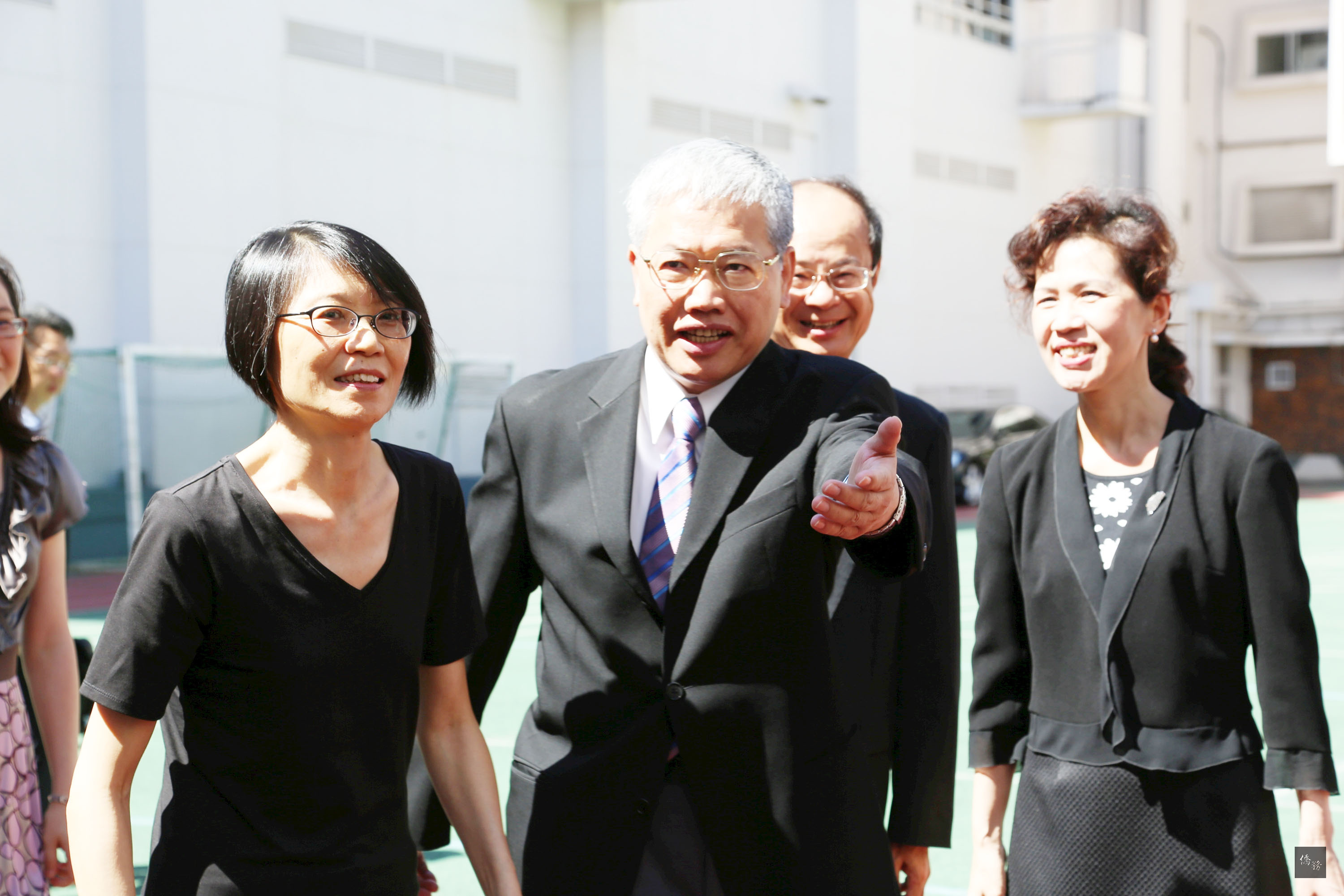 總統夫人周美青(左)5日上午在僑委會委員長陳士魁(中)陪同下,到橫濱中華學院為小朋友講故事,以及故宮文物在日本東京國立博物館的神品至寶展。(中央社提供)