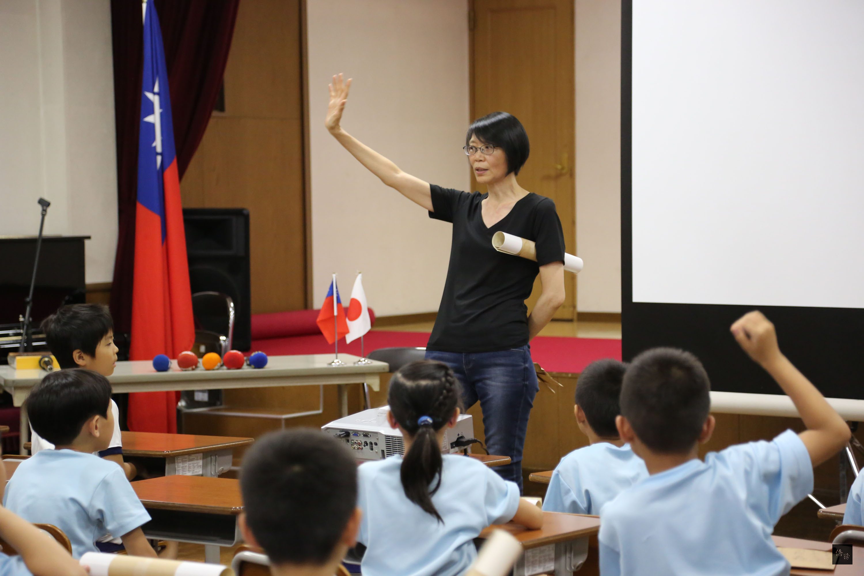 總統夫人周美青5日上午到橫濱中華學院為小朋友講故事,以及故宮文物在日本東京國立博物館的神品至寶展。後來還與學童進行問答贈獎品活動。(中央社提供)