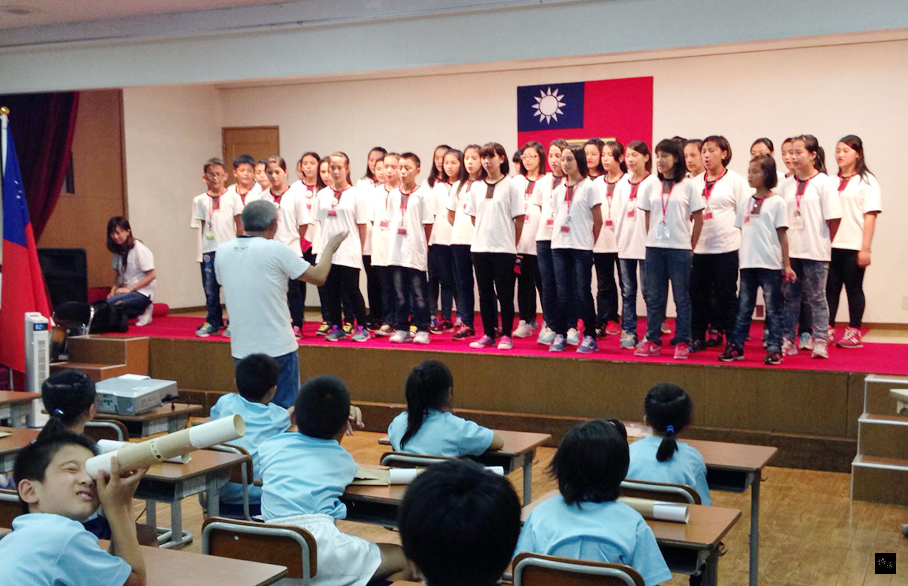 總統夫人周美青5日上午到橫濱中華學院為小朋友講故事,台灣原聲童聲合唱團也在現場演唱。(中央社提供)