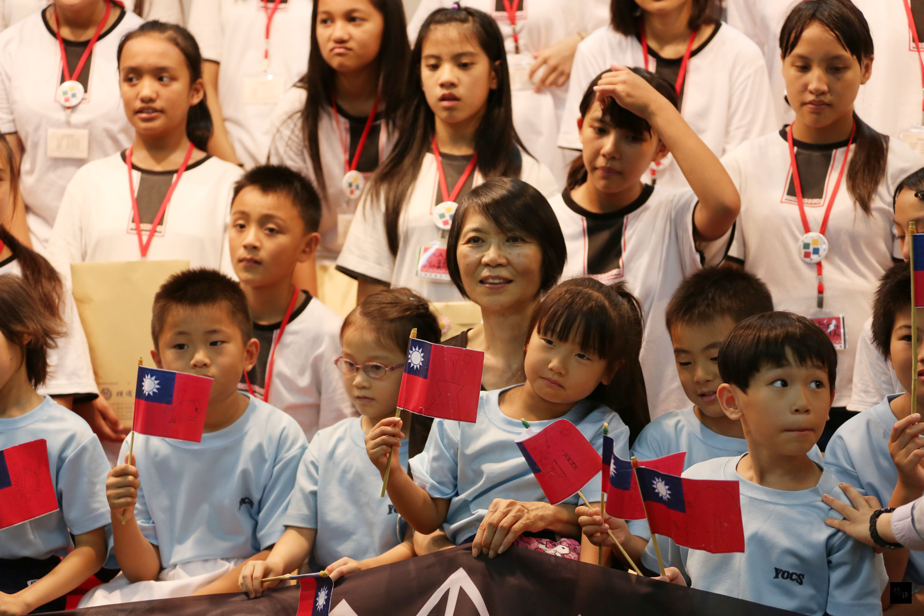 總統夫人周美青5日上午到橫濱中華學院為小朋友講故事,及解說故宮文物在日本東京國立博物館的神品至寶展,還與學童進行問答贈獎品活動,並與他們合照。(中央社提供)