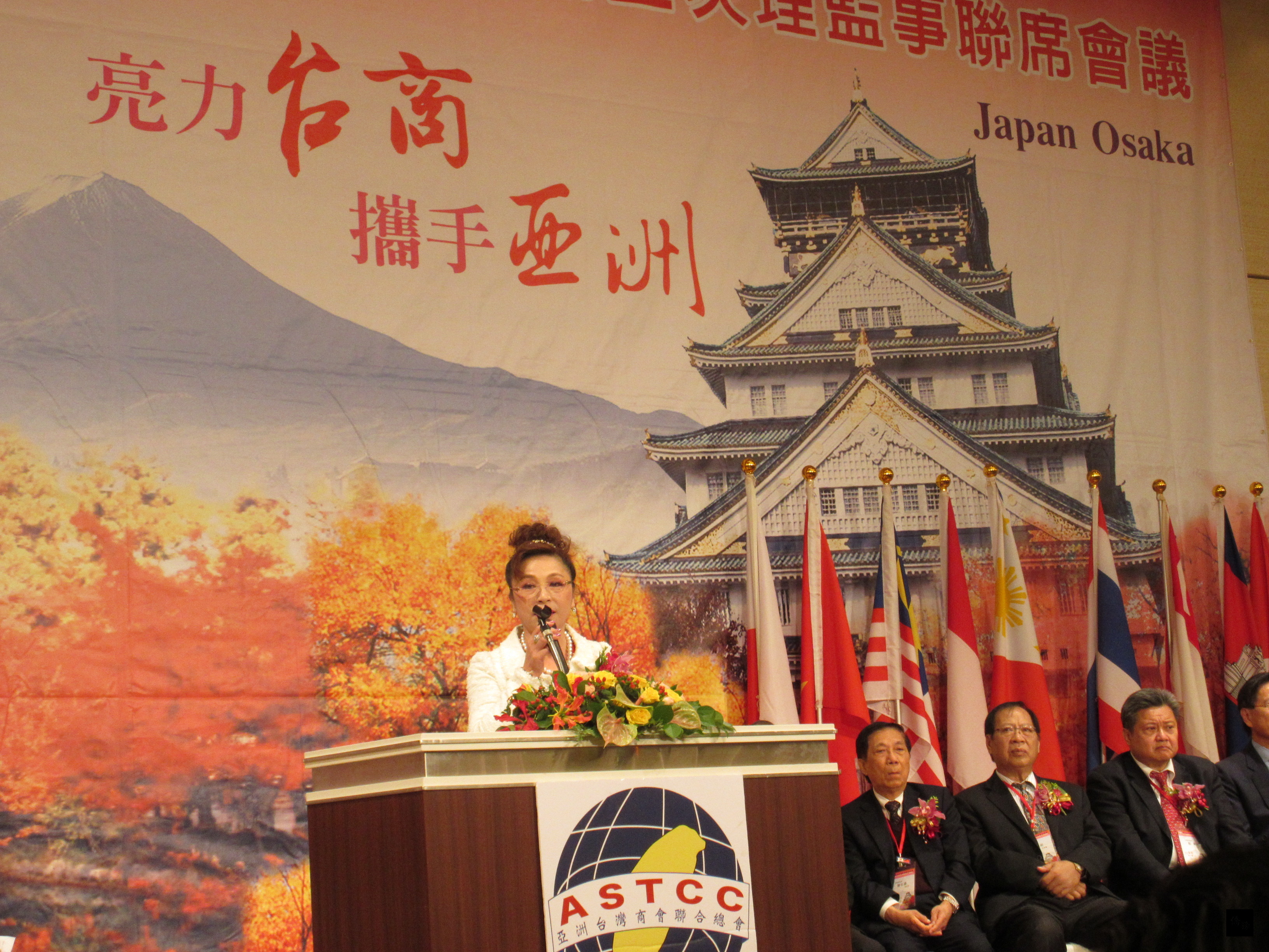亞洲臺灣商會聯合總會總會長謝美香（立者）在第22屆第二次理監事聯席會議開幕典禮致詞。（駐日本代表處提供）
