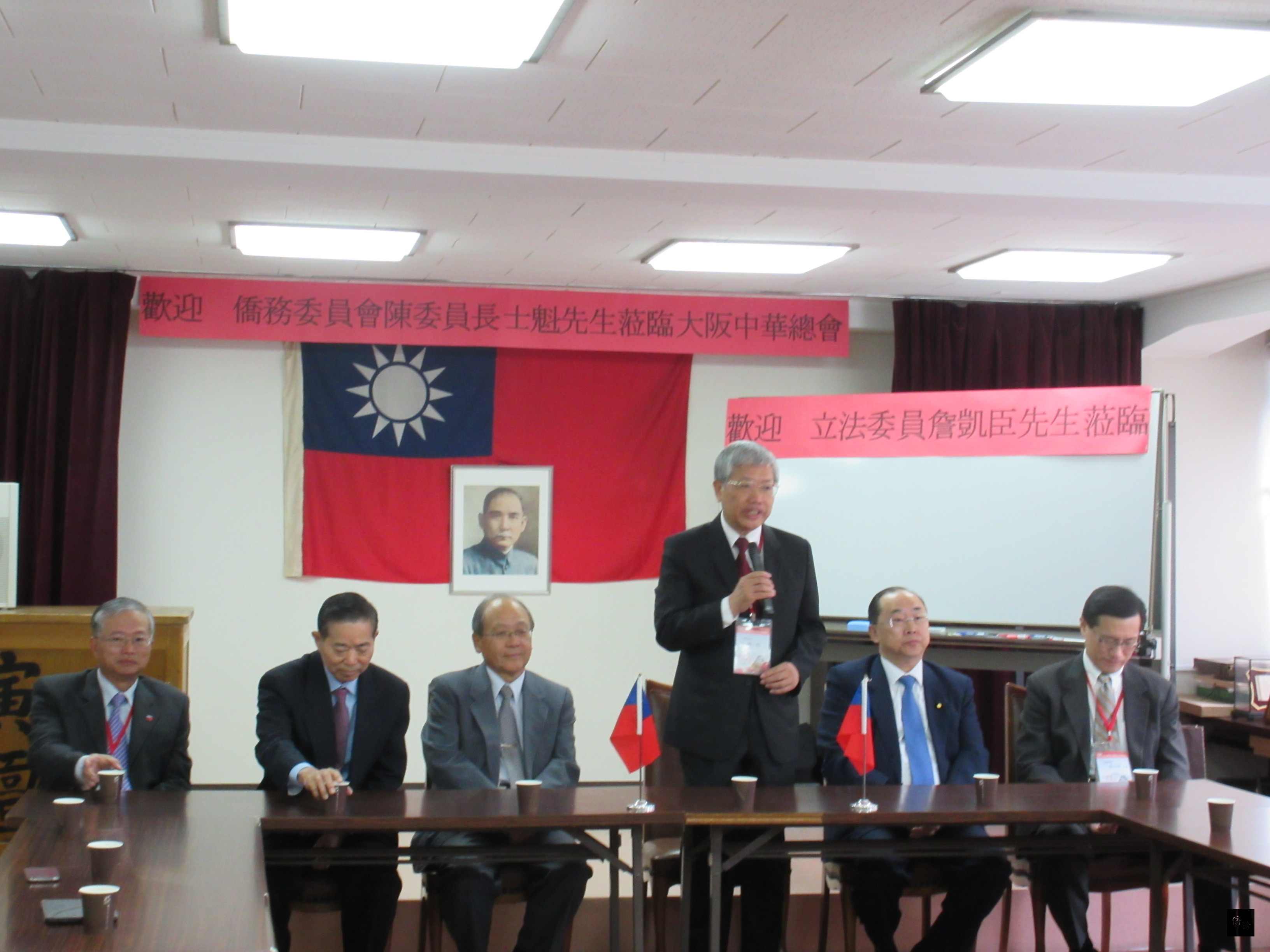 陳委員長（立者）訪視大阪中華總會，並與理監事座談。（駐日本代表處提供）
