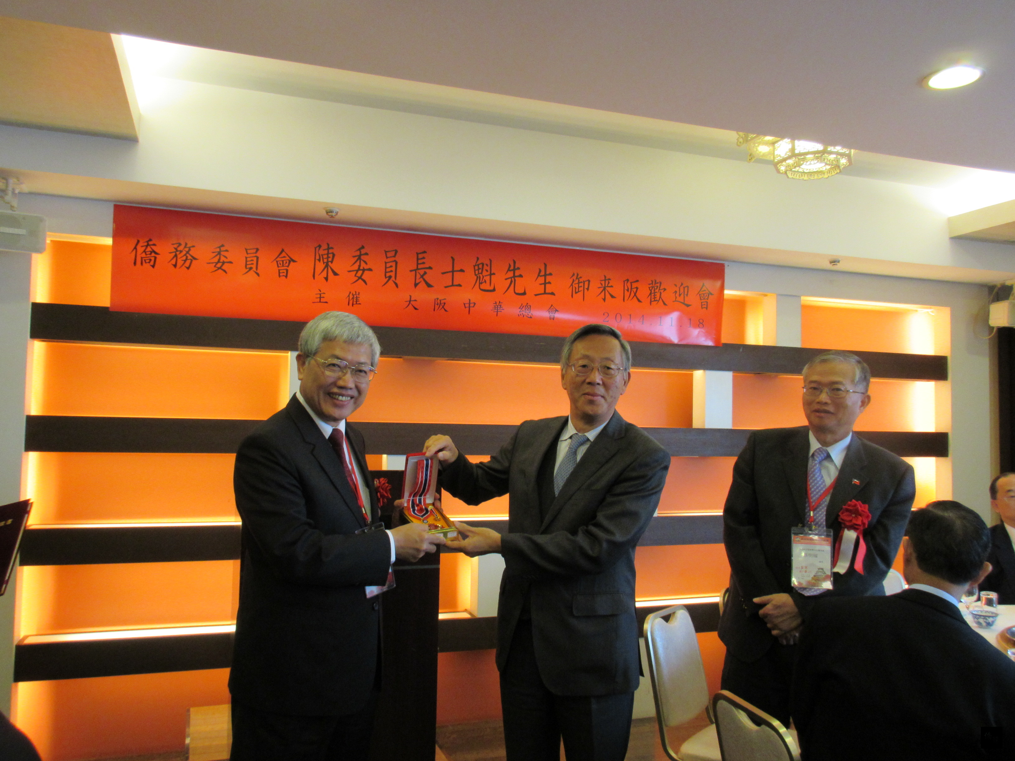 陳委員長（前立者左）頒贈三等華光獎章給神戶華僑總會會長陸超（前立者右）。（駐日本代表處提供）