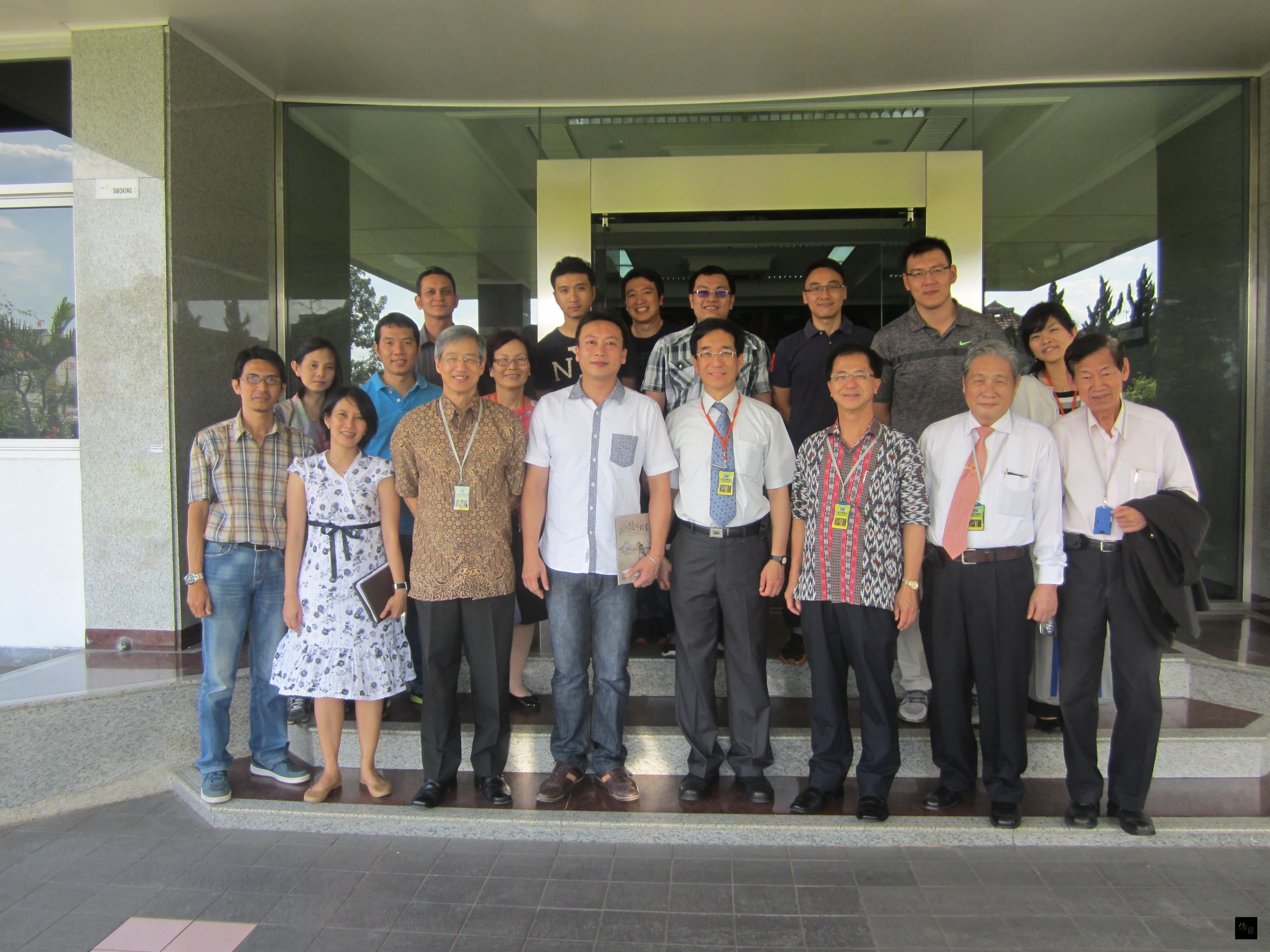 僑務委員會副委員長信世昌（前右四）參觀印尼萬隆豐泰鞋廠，並與總經理陳孟均（前左四）等人合影。（駐印尼代表處提供）