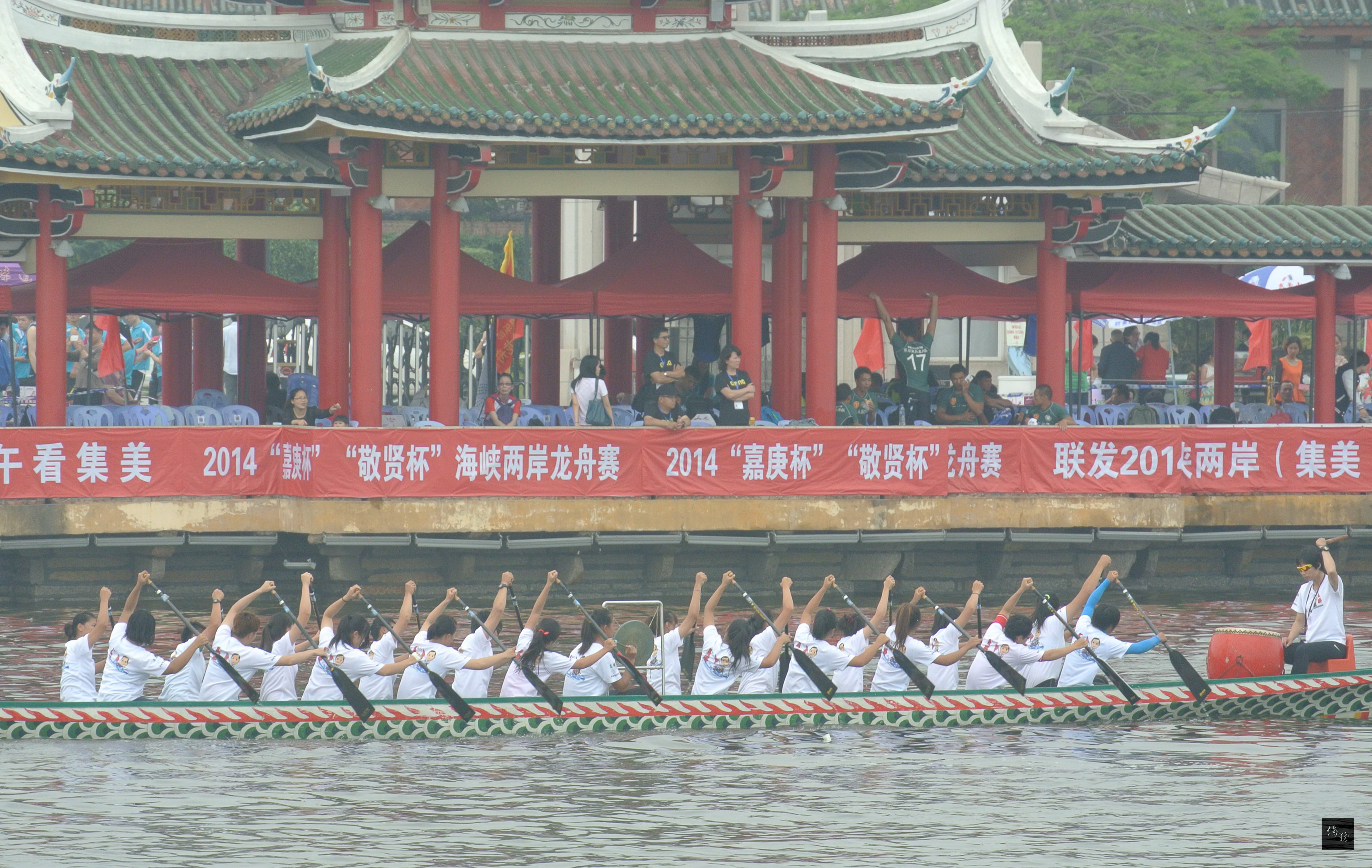 國立水里商工龍舟隊參加2014廈門集美海峽兩岸龍舟競賽，划出好成績，抱回中學中專學生男、女組雙料冠軍。圖為女子隊參賽時划過觀禮台的英姿。（中央社提供）