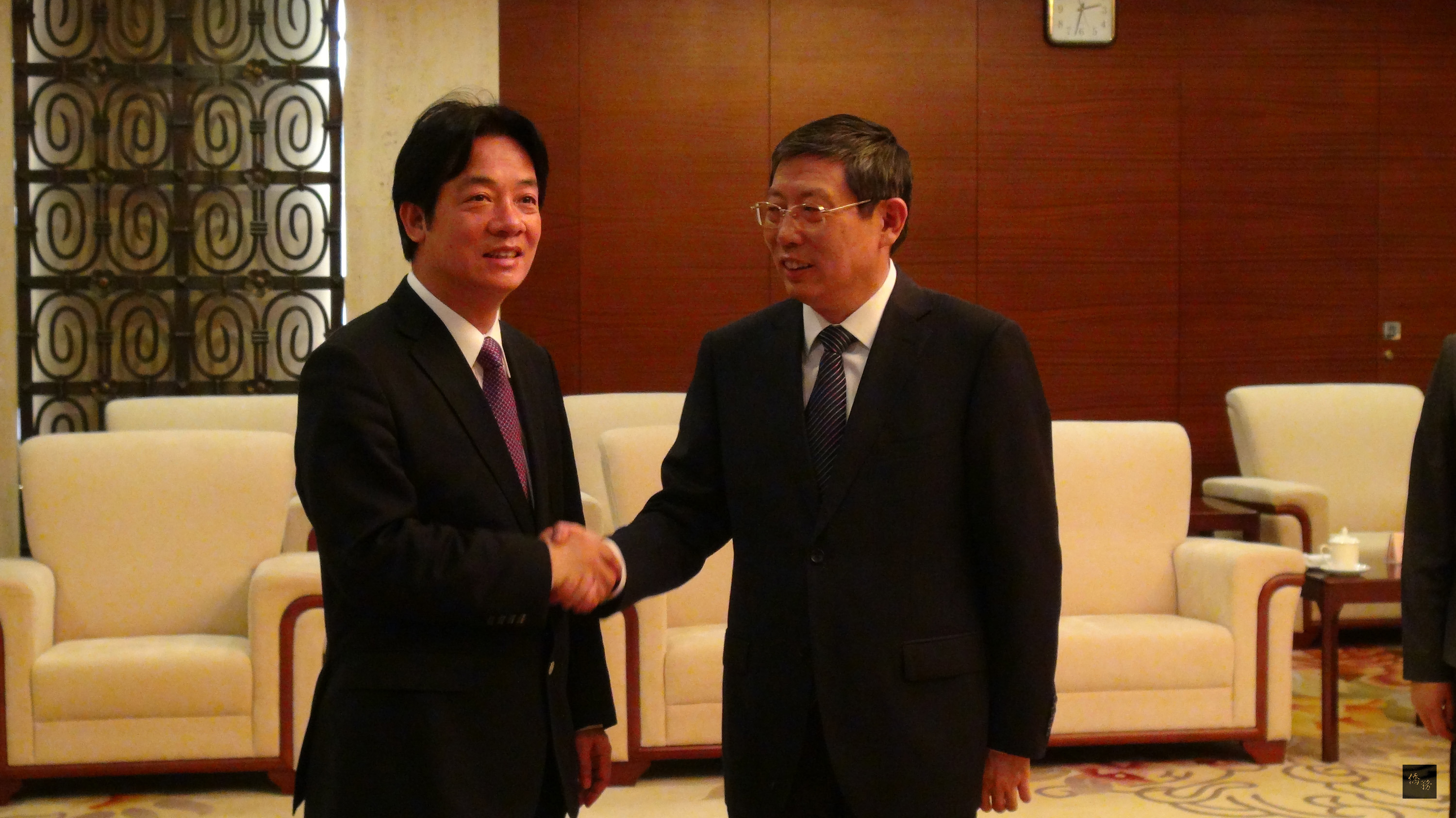 台南市長賴清德(左)6日到上海主持「陳澄波百二誕辰東亞巡迴大展」的「海上煙波-陳澄波藝術大展」開幕典禮。這是賴清德任內首次訪問中國大陸,上海市長楊雄(右)下午在世博中心與賴清德會面。(中央社提供)