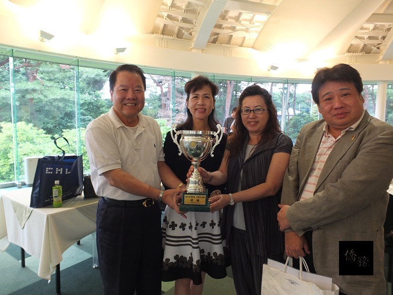 東京台灣商會首次舉辦台商盃高爾夫球賽，商會名譽會長詹德薰（左一）及駐日代表沈斯淳夫人林則媛（左二）分別獲得總冠軍和女生組冠軍。（日本台灣新聞提供）