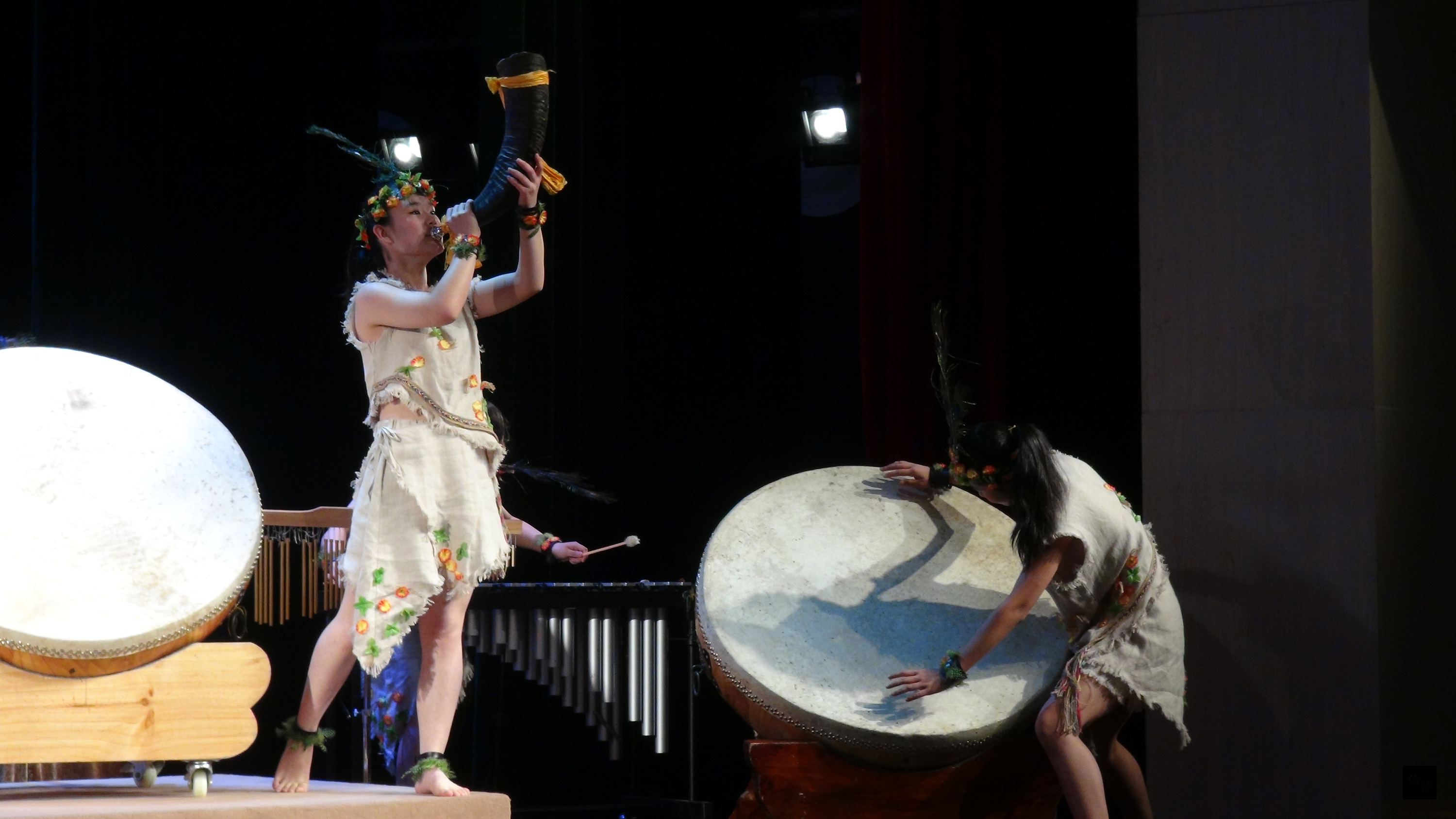 兩岸交流活動逐漸往下紮根,兩岸國中生8日在上海以音樂會友。圖為中國大陸上海市真如中學學生打擊樂團演出。(中央社提供)