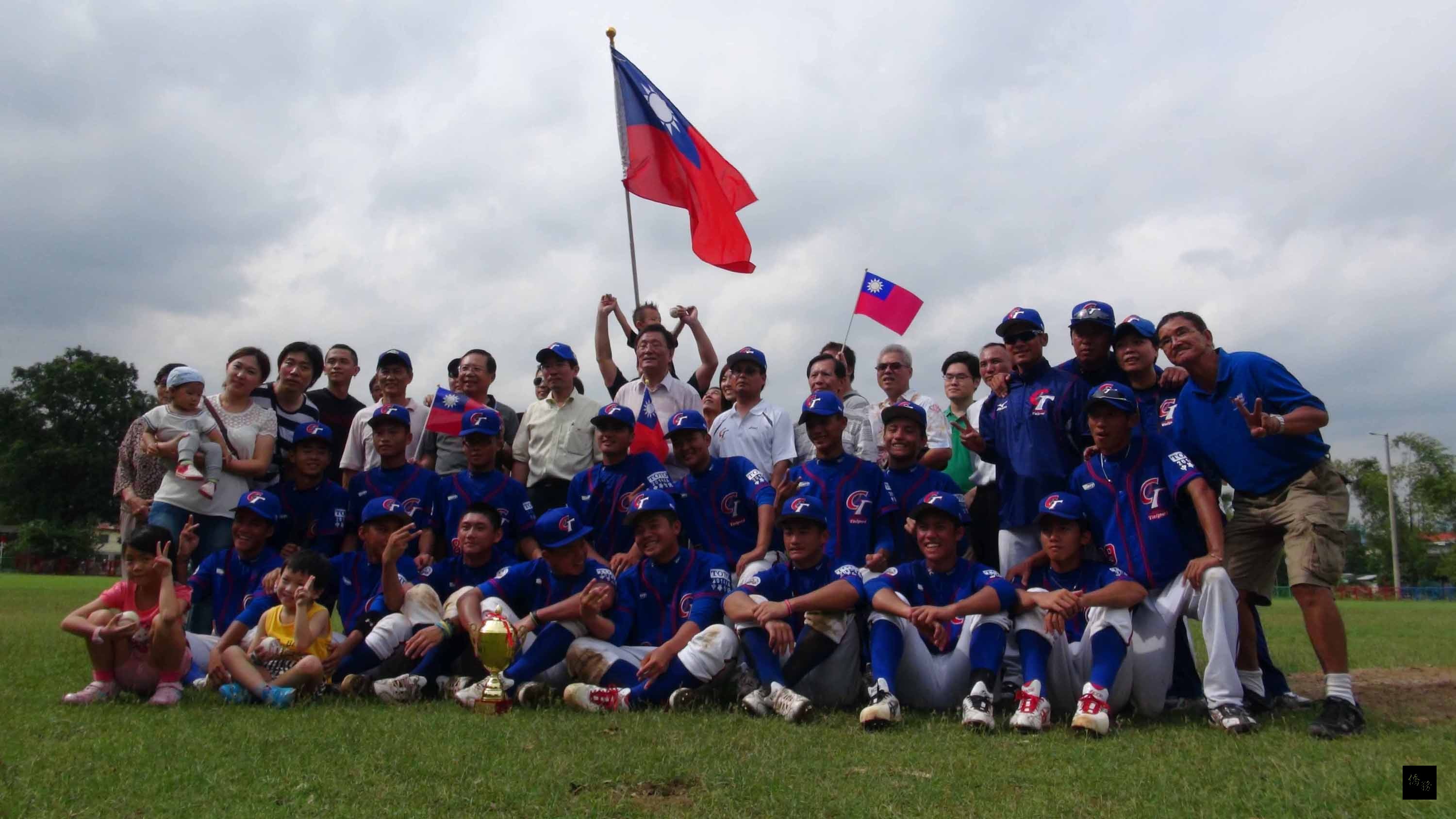 中華隊19日在2014年度美國小馬聯盟亞太區青少棒錦標賽,以3比0完封南韓隊奪冠,拿下美國世界大賽參賽權。中華隊賽後與旅菲台商合影。(中央社提供)