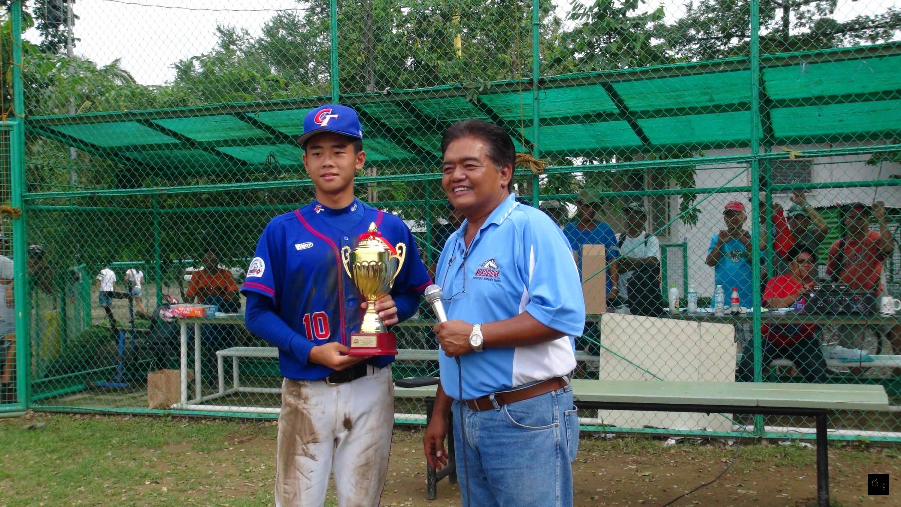 中華隊19日在2014年度美國小馬聯盟亞太區青少棒錦標賽,以3比0完封南韓隊奪冠,拿下美國世界大賽參賽權。圖為主辦單位頒發獎杯。(中央社提供)