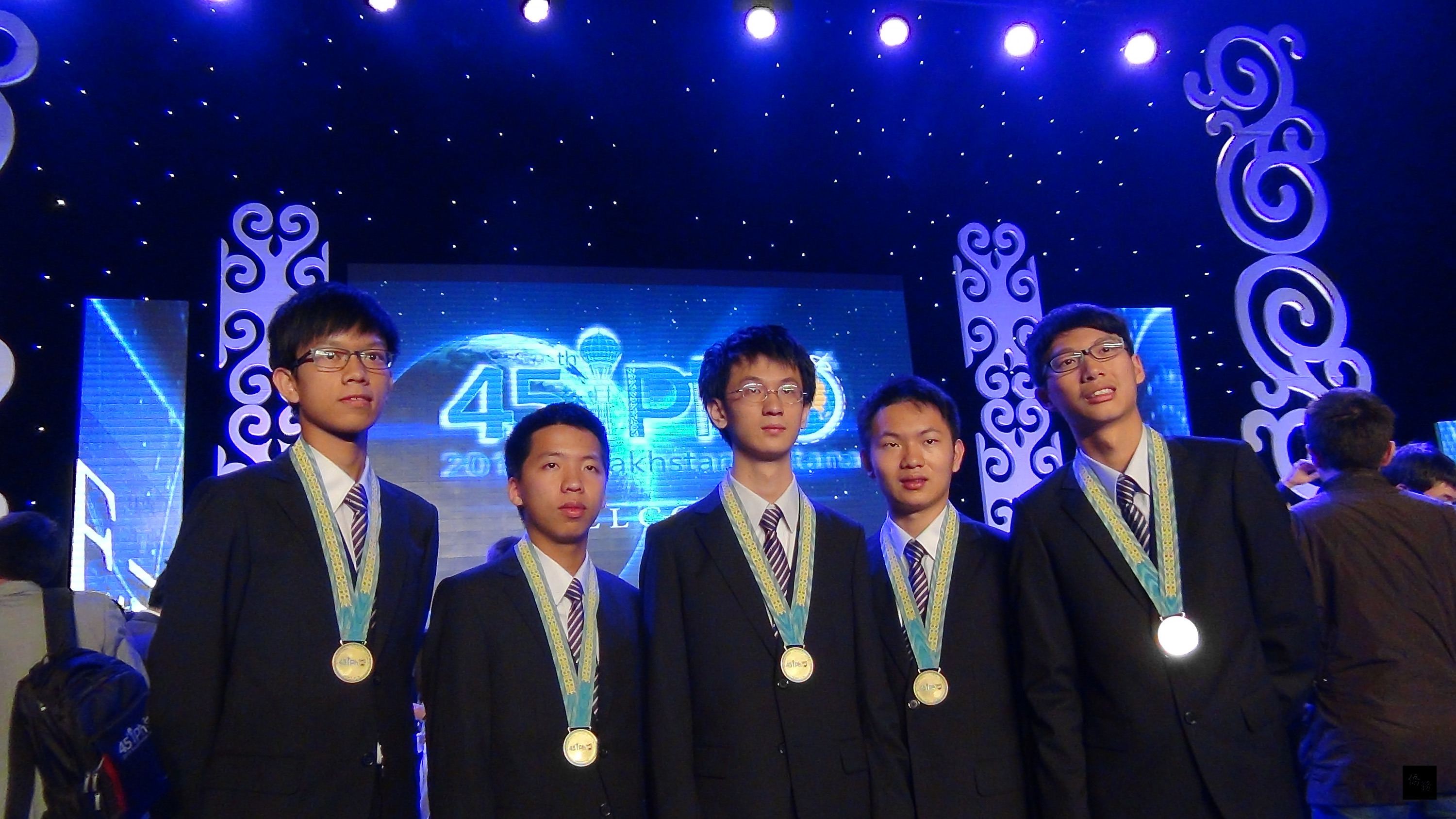 國際物理奧林匹亞競賽成績揭曉，台灣共獲5金佳績，全球排名第2，其中張巏瀚（左二）更獲得最佳理論獎。（中央社提供）