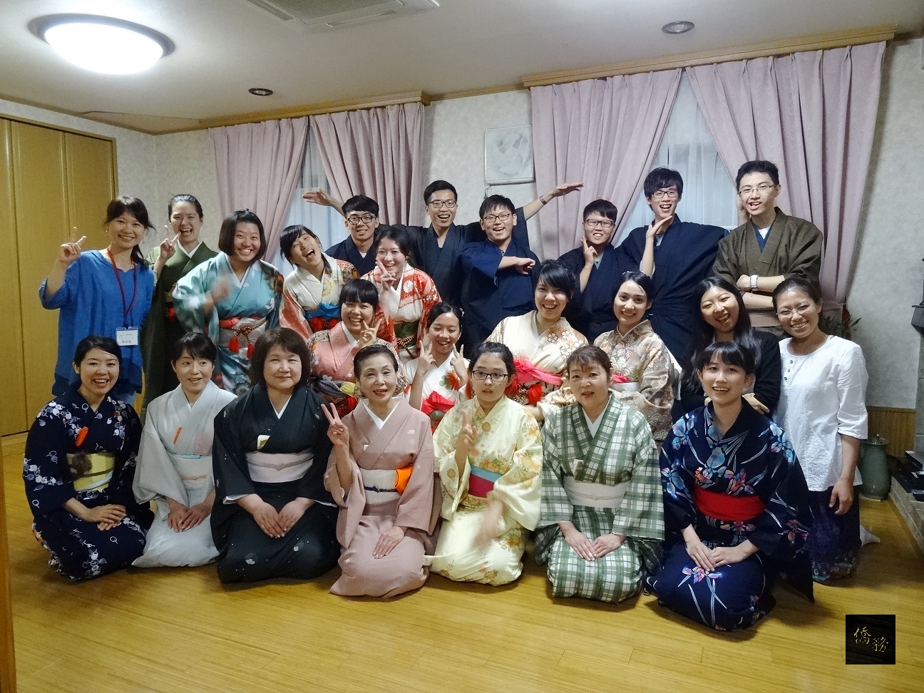 前往大阪中華學校舉辦中文夏令營的10多位台灣大學生體驗日本茶道及和服。(日本台灣新聞提供)