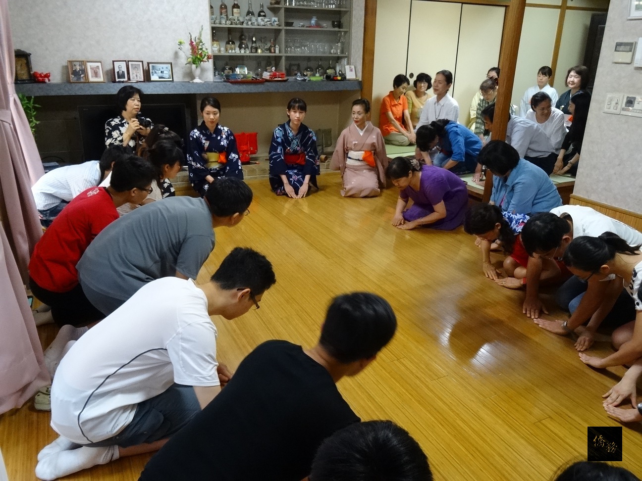 日本裏千家茶道老師濱田宗富指導台灣大學生體驗日本茶道禮儀。(日本台灣新聞提供)