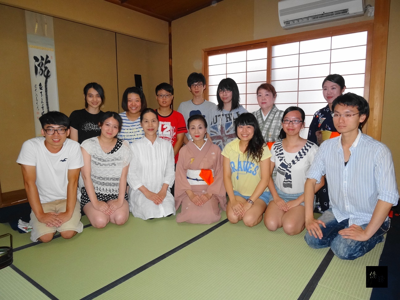 前往大阪中華學校舉辦中文夏令營的10多位台灣大學生體驗日本茶道及和服,並在茶室中合影。(日本台灣新聞提供)