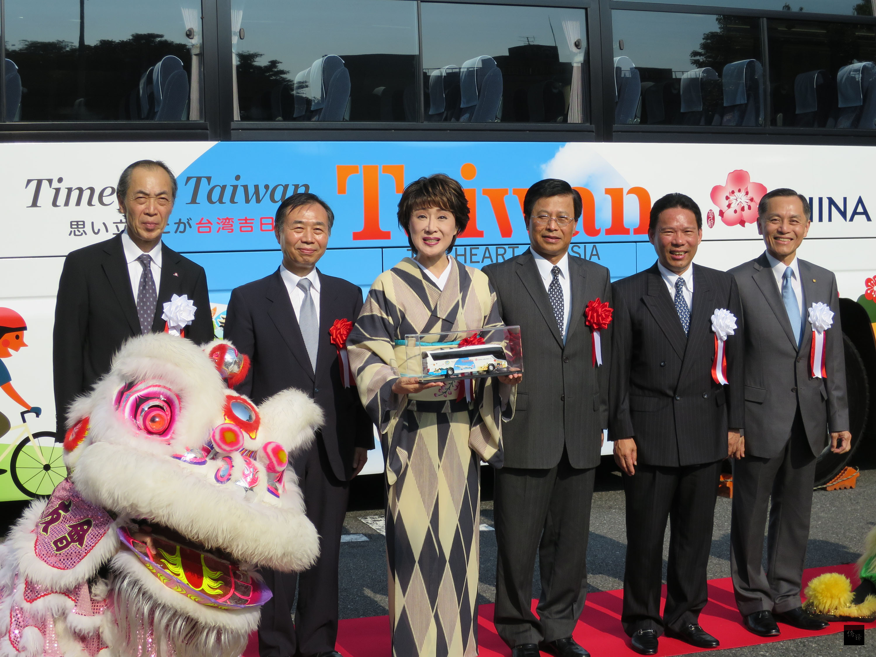 中華民國觀光局與中華航空及日本富士急行公司合作,由富士急提供兩輛巴士為台灣觀光彩繪巴士,記者會上,日本歌星小林幸子來祝賀。(中央社提供)