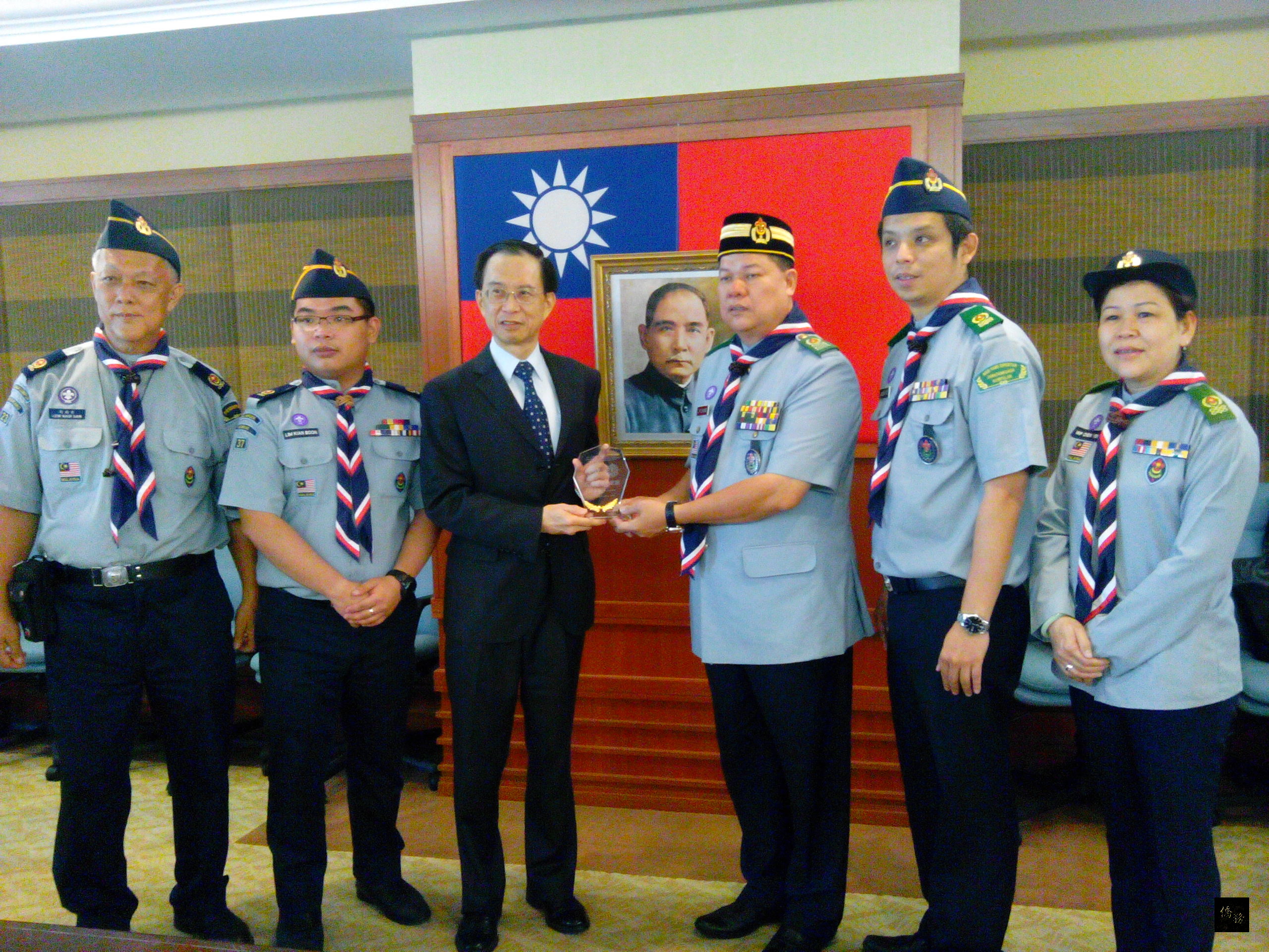 駐馬來西亞代表羅由中（左三）接受馬來西亞童軍俱樂部創會會長鍾耀賦（右三）致贈紀念品。（駐馬來西亞代表處提供）