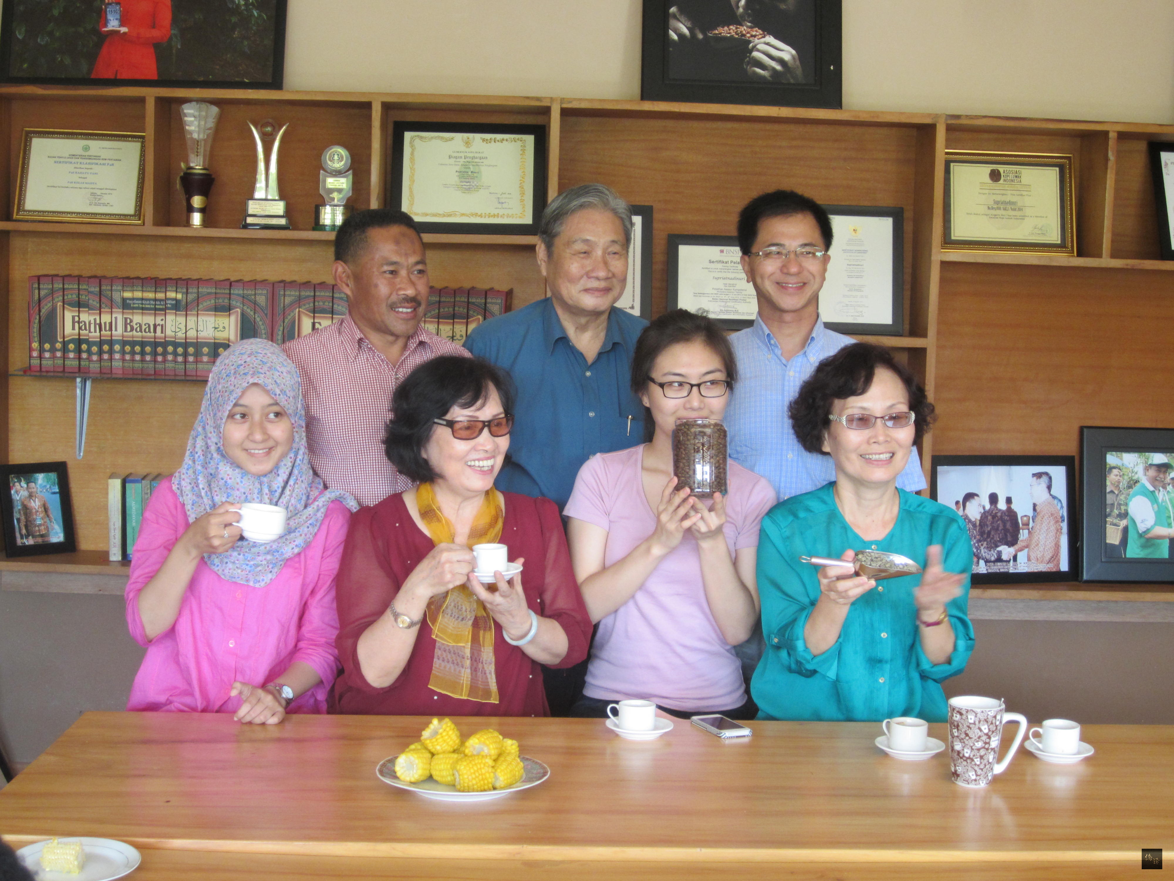 印尼僑務委員柯昭治（後右二）接待駐印尼代表處僑務組長汪樹華（後右一）參觀麝香貓咖啡製作過程。（駐印尼代表處提供）