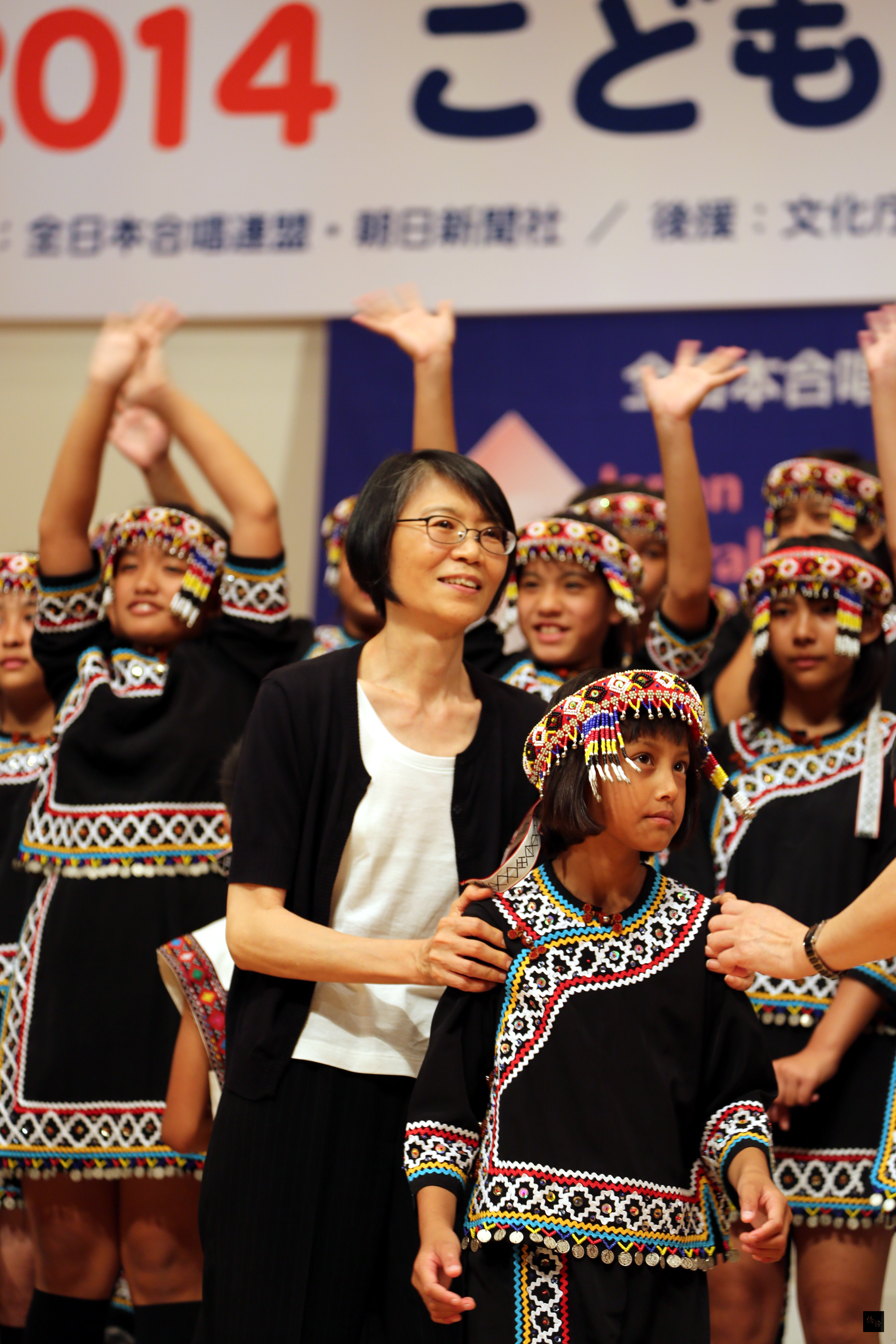 總統夫人周美青3日下午前往昭和女子大學人見紀念講堂,聆聽台灣原聲童聲合唱團表演。圖為總統夫人周美青與團員合影。(中央社提供)