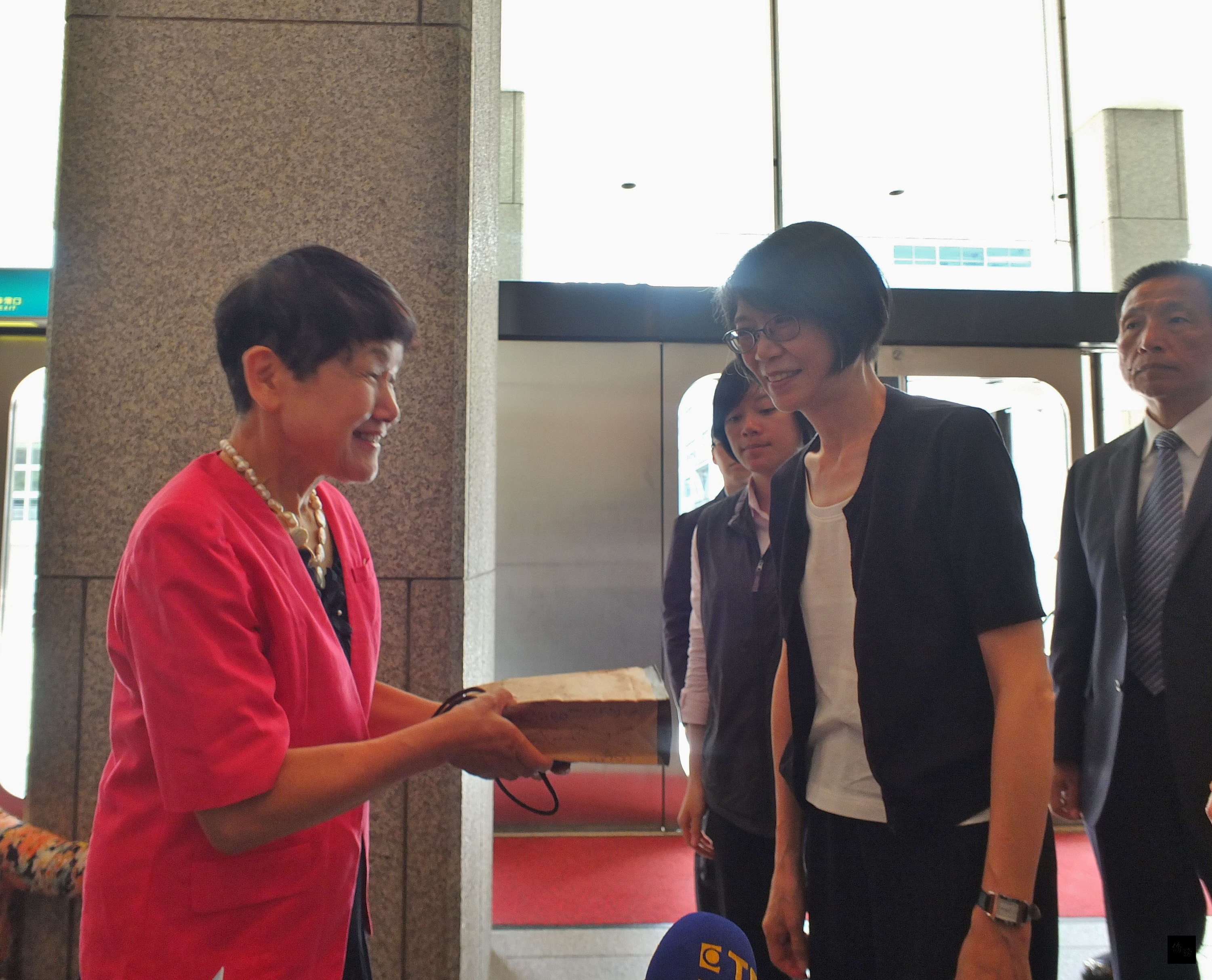 身為台灣原聲童聲合唱團榮譽團長的總統夫人周美青,3日率團在昭和女子大學壓軸演唱,受到校長坂東真理子歡迎;學童的表演也獲得1000多名聽眾的熱烈掌聲。(中央社提供)