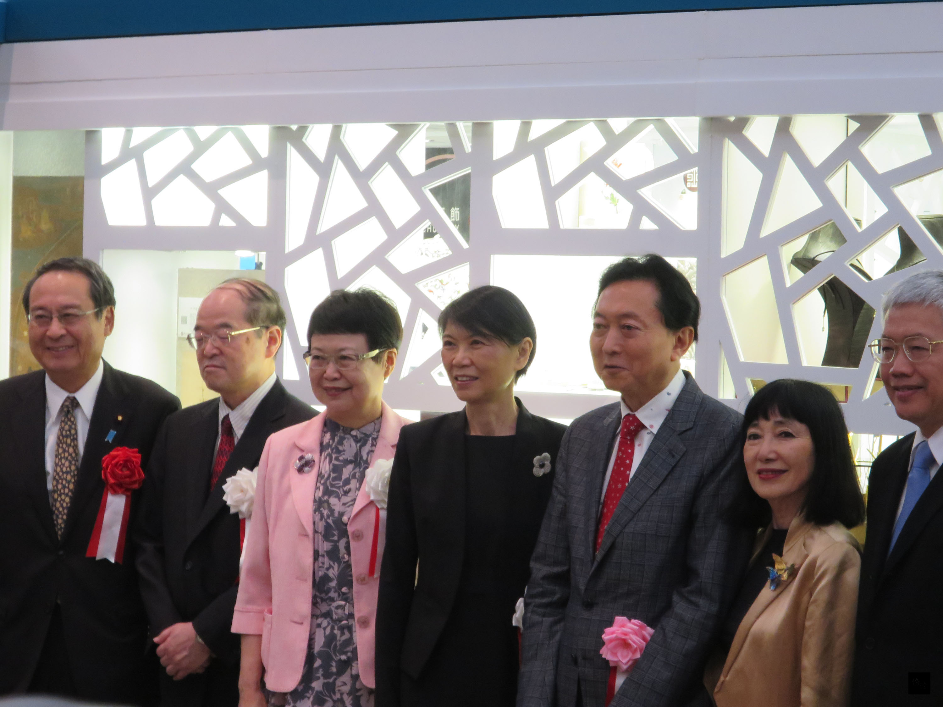 總統夫人周美青（中）4日出席東京國立博物館為「國立故宮博物院神品至寶展」舉辦的特別內覽會，日本前首相鳩山由紀夫伉儷（右三、右二）向她致意。（中央社提供）