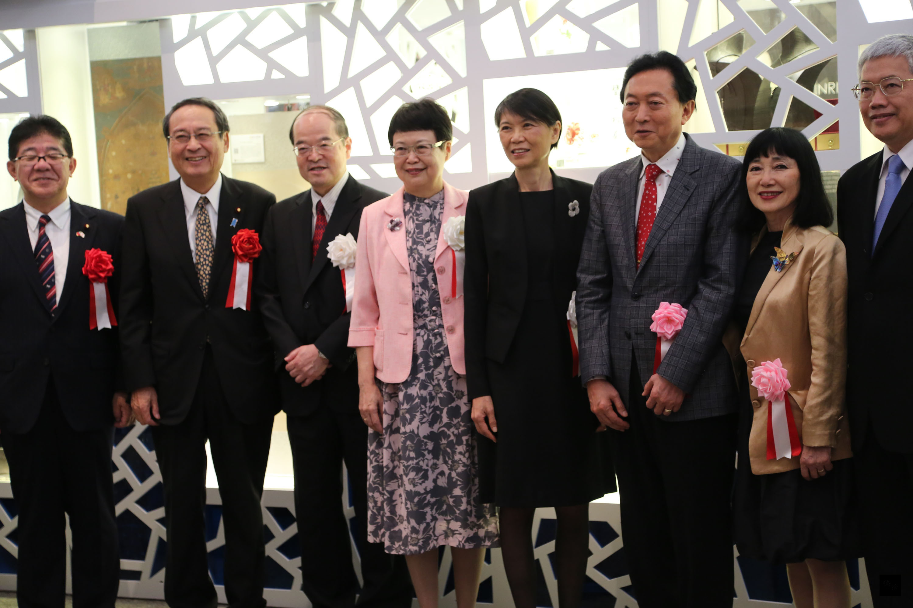 總統夫人周美青（右四）4日出席東京國立博物館為「國立故宮博物院神品至寶展」舉辦的特別內覽會，日本前首相鳩山由紀夫伉儷（右三、右二）也出席。（中央社提供）