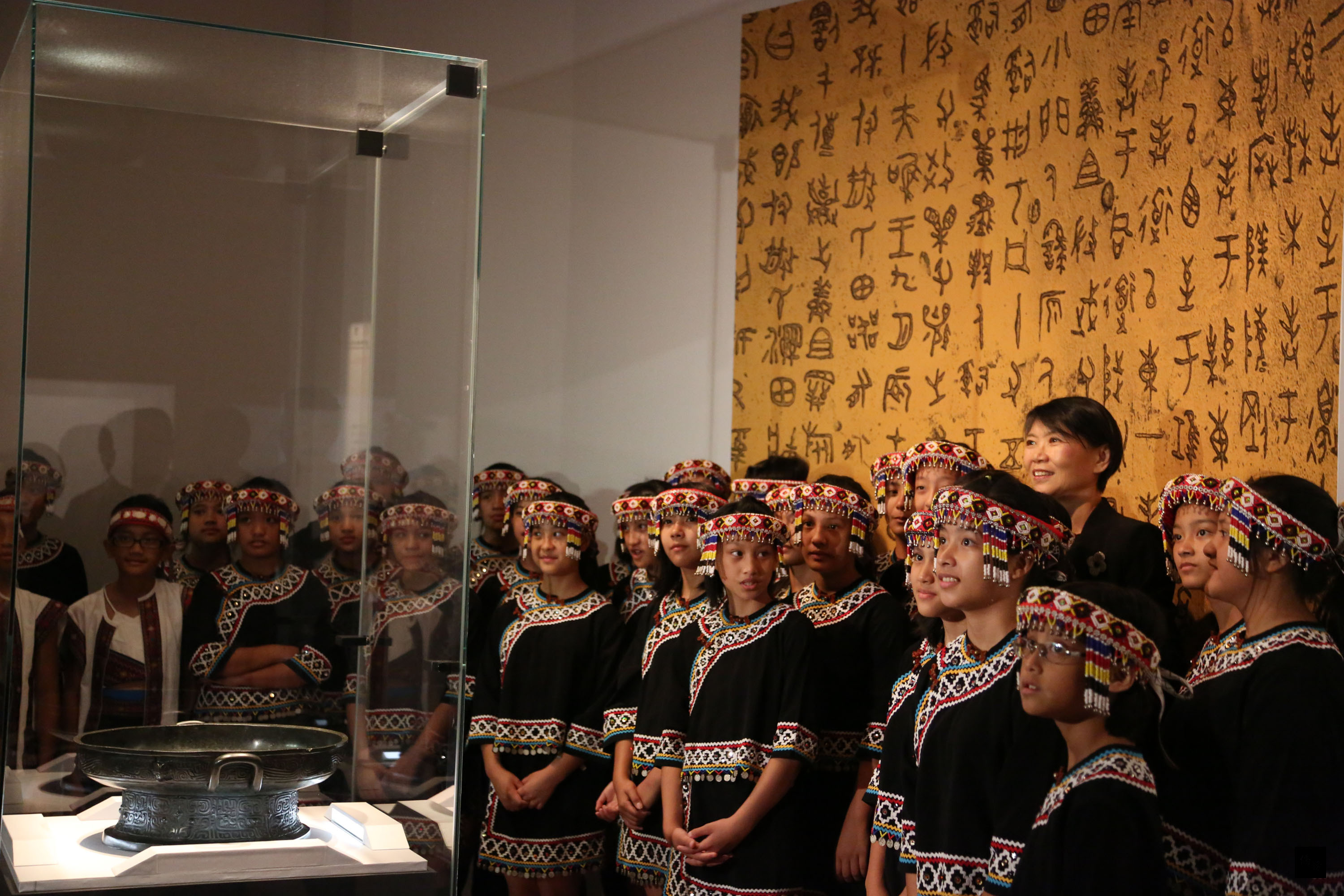 總統夫人周美青身兼國立故宮博物院及原聲童聲合唱團榮譽團長，4日出席東京國立博物館的「神品至寶展」特別內覽會，特為孩童解說故宮文物。（中央社提供）