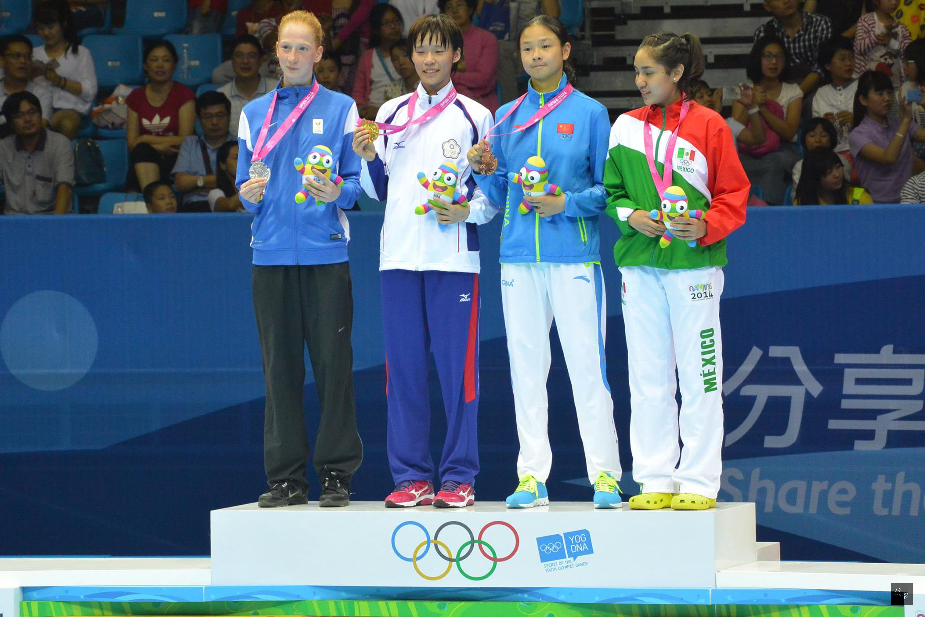 南京青奧跆拳道，中華女將黃懷萱（左二）18日在女子49公斤級奪下金牌，也是中華代表團參加青奧以來首面金牌。（中央社提供）