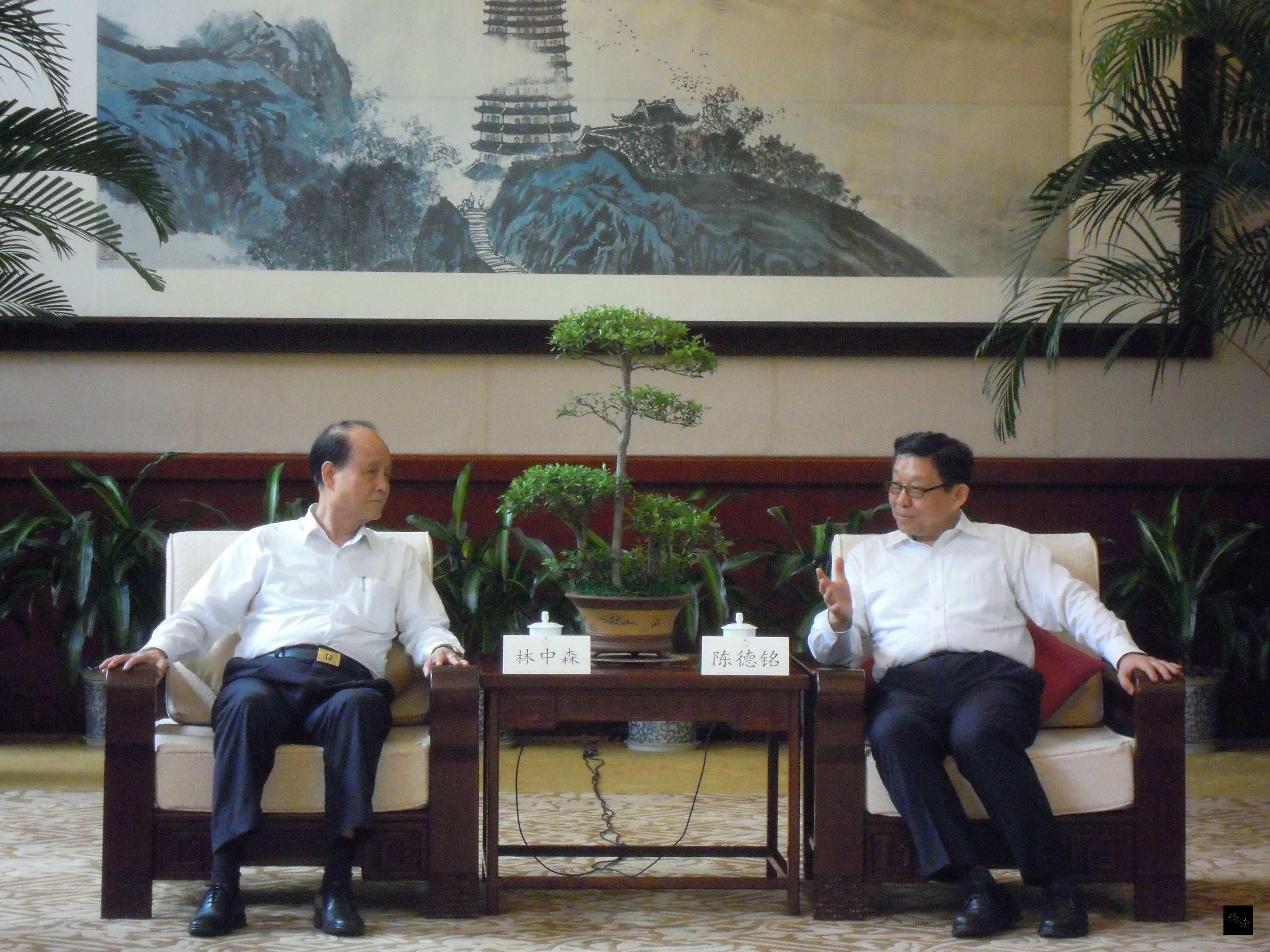 海協會長陳德銘(右)4日在杭州西湖西子賓館,與率海基會董監事參訪團到訪的海基會董事長林中森(左)會面。林中森與陳德銘在會後受訪皆表示,兩岸兩會協商交流仍繼續、積極進行中。(中央社提供)