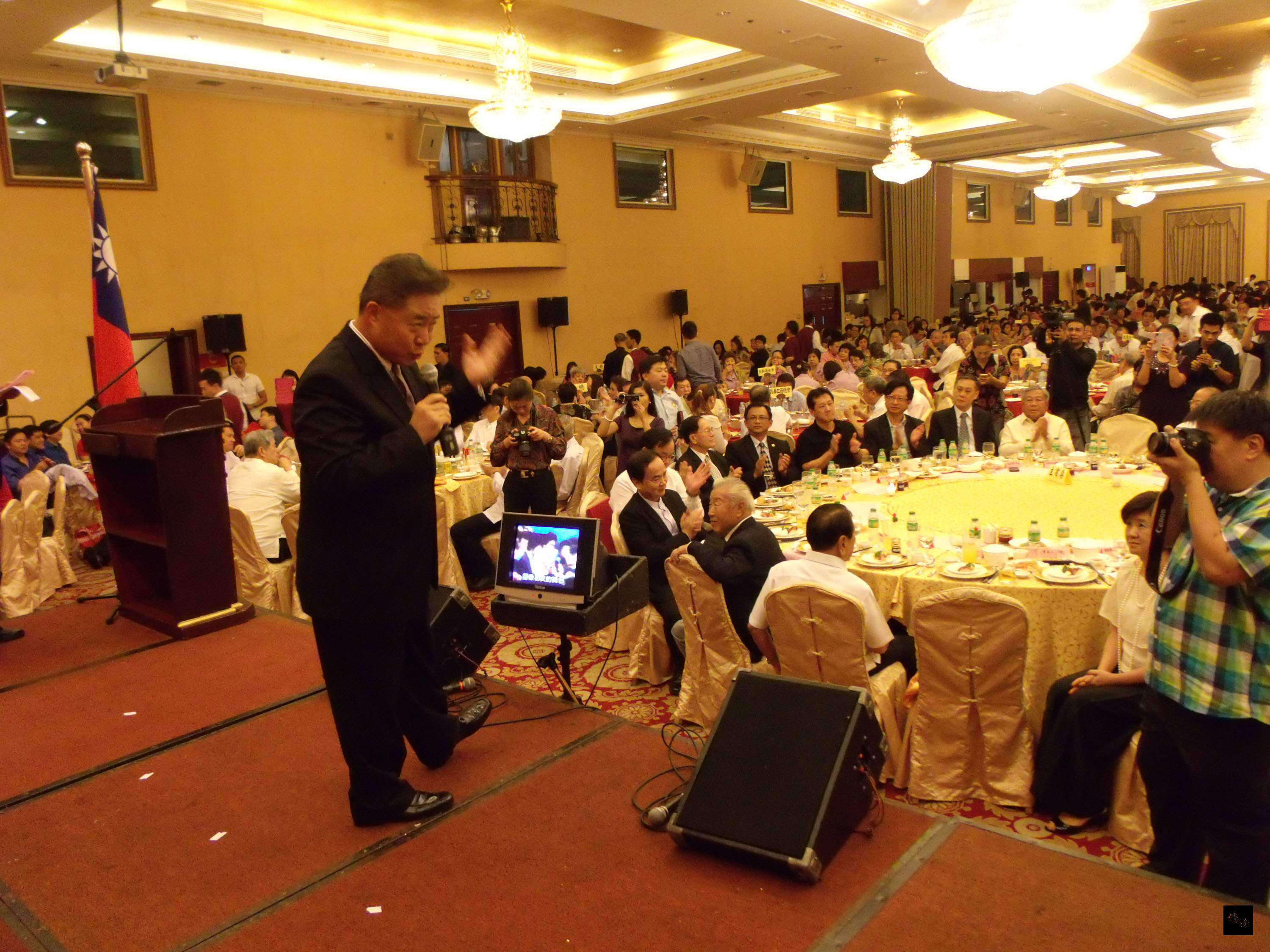 菲律賓僑界聯合設宴歡送駐菲代表王樂生。圖為王樂生有感而發,登台高唱「掌聲響起」。(中央社提供)