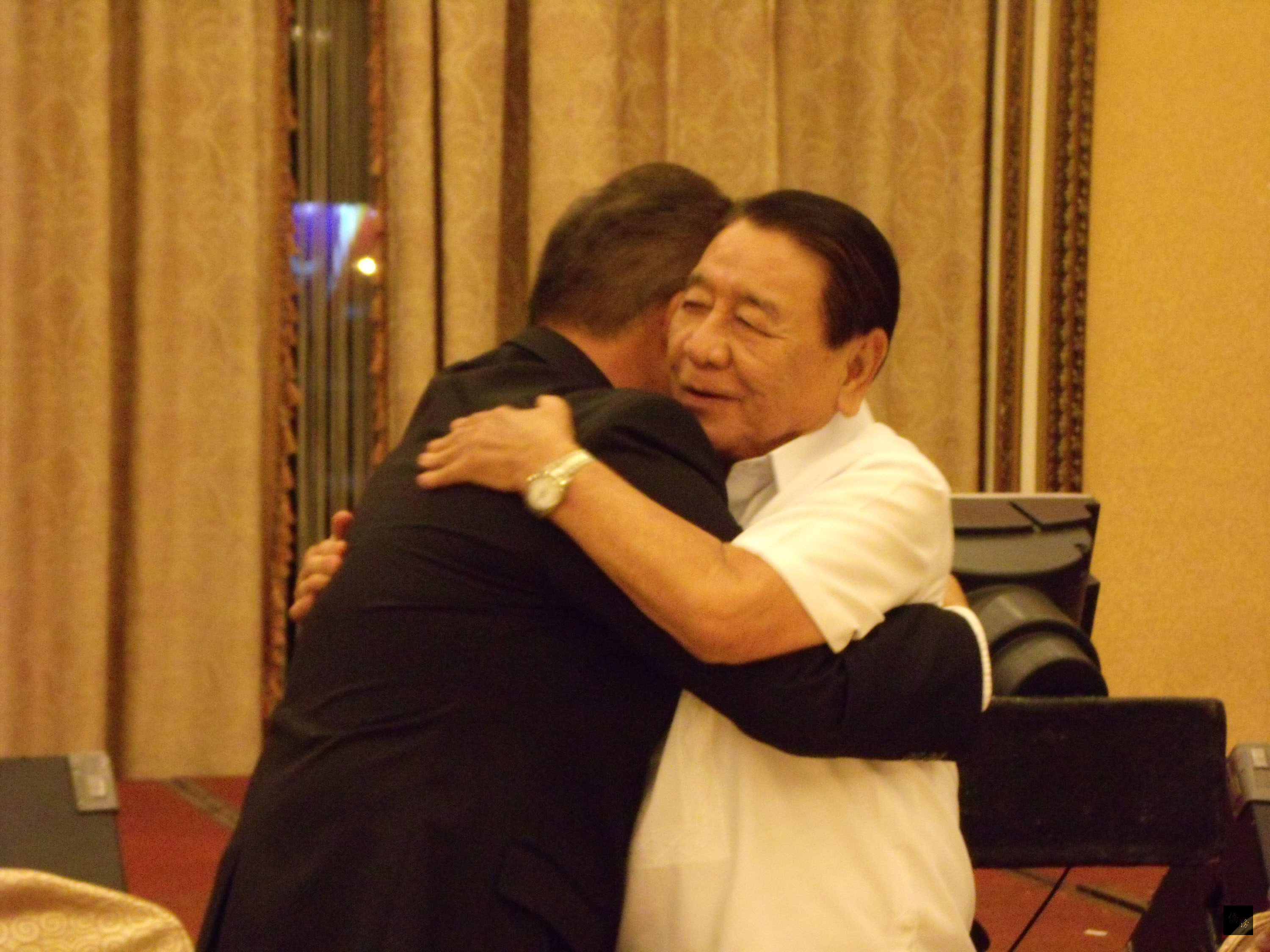 菲律賓僑界聯合設宴歡送駐菲代表王樂生。圖為馬尼拉經濟文化辦事處理事主席培瑞斯(右)與王樂生相擁話別。(中央社提供)