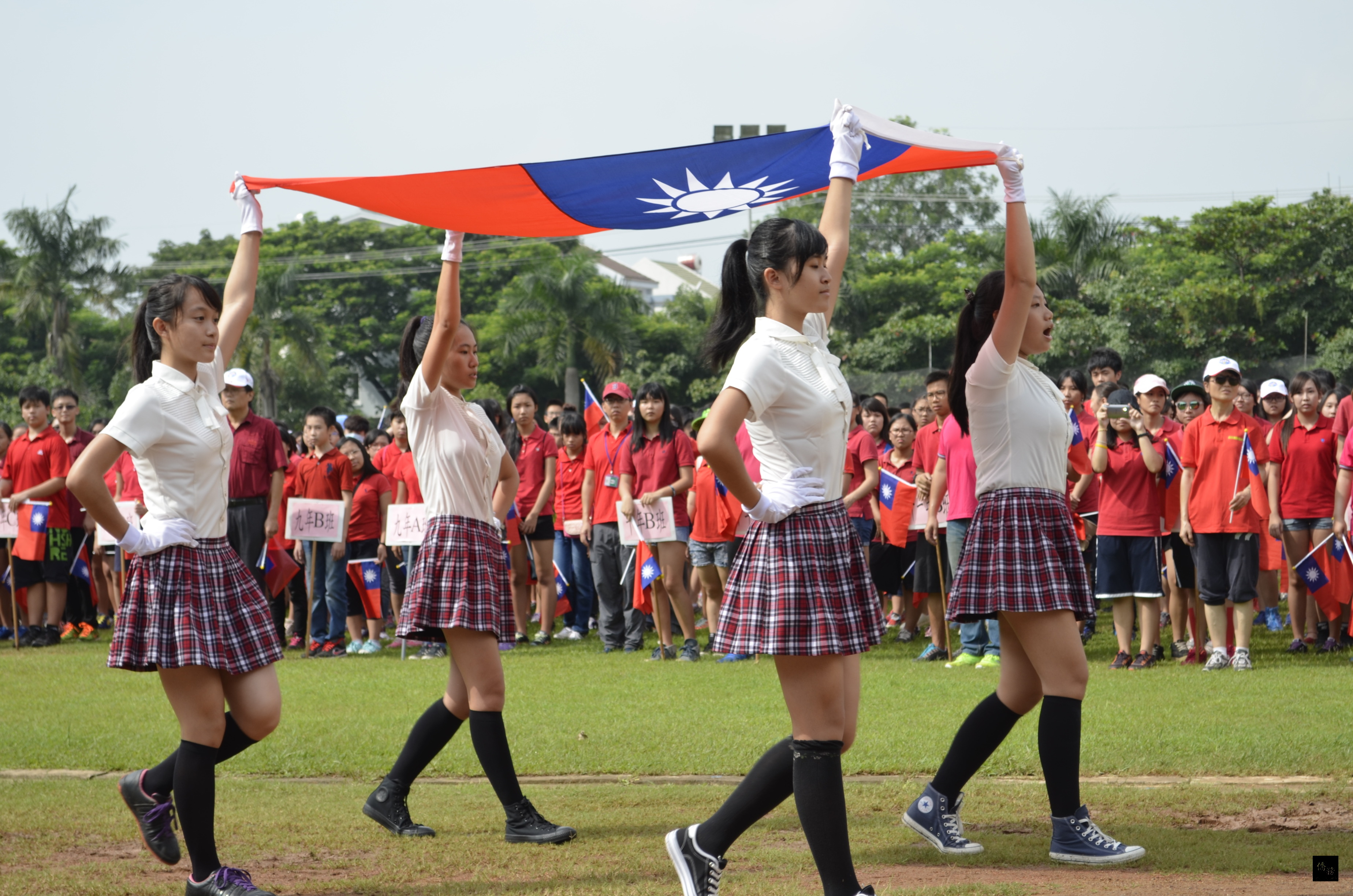 越南台灣商會聯合總會在胡志明市台灣學校操場舉行升旗典禮，計有1400餘人參加。（駐胡志明市辦事處提供）