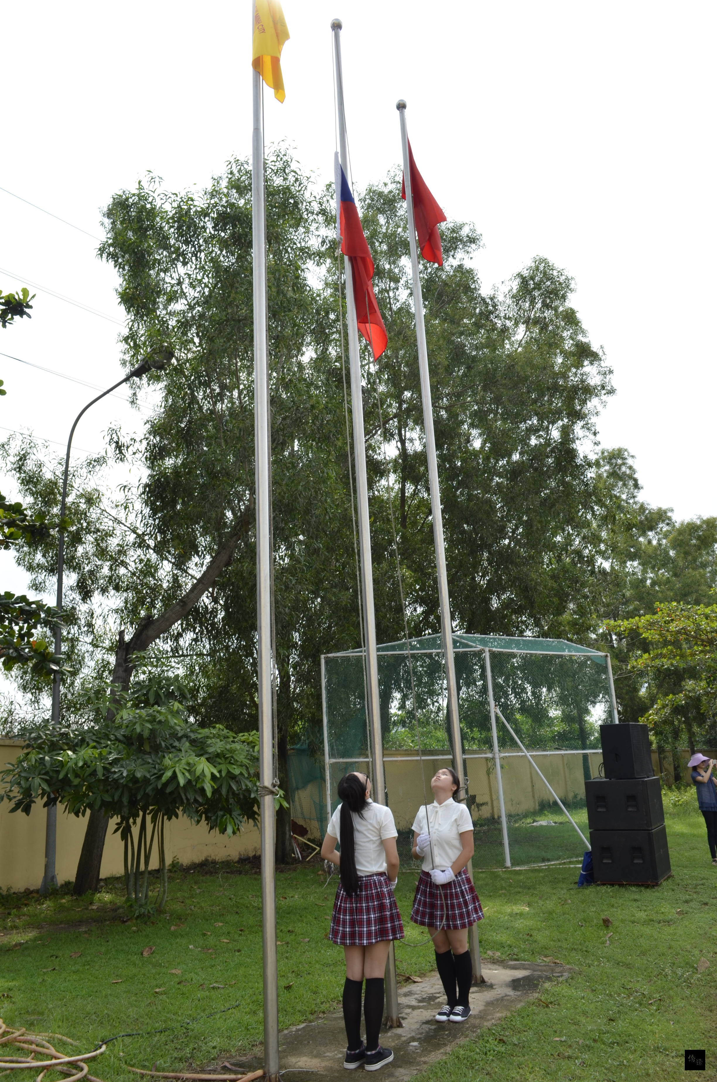 越南台灣商會聯合總會在胡志明市台灣學校操場舉行升旗典禮，計有1400餘人參加。（駐胡志明市辦事處提供）