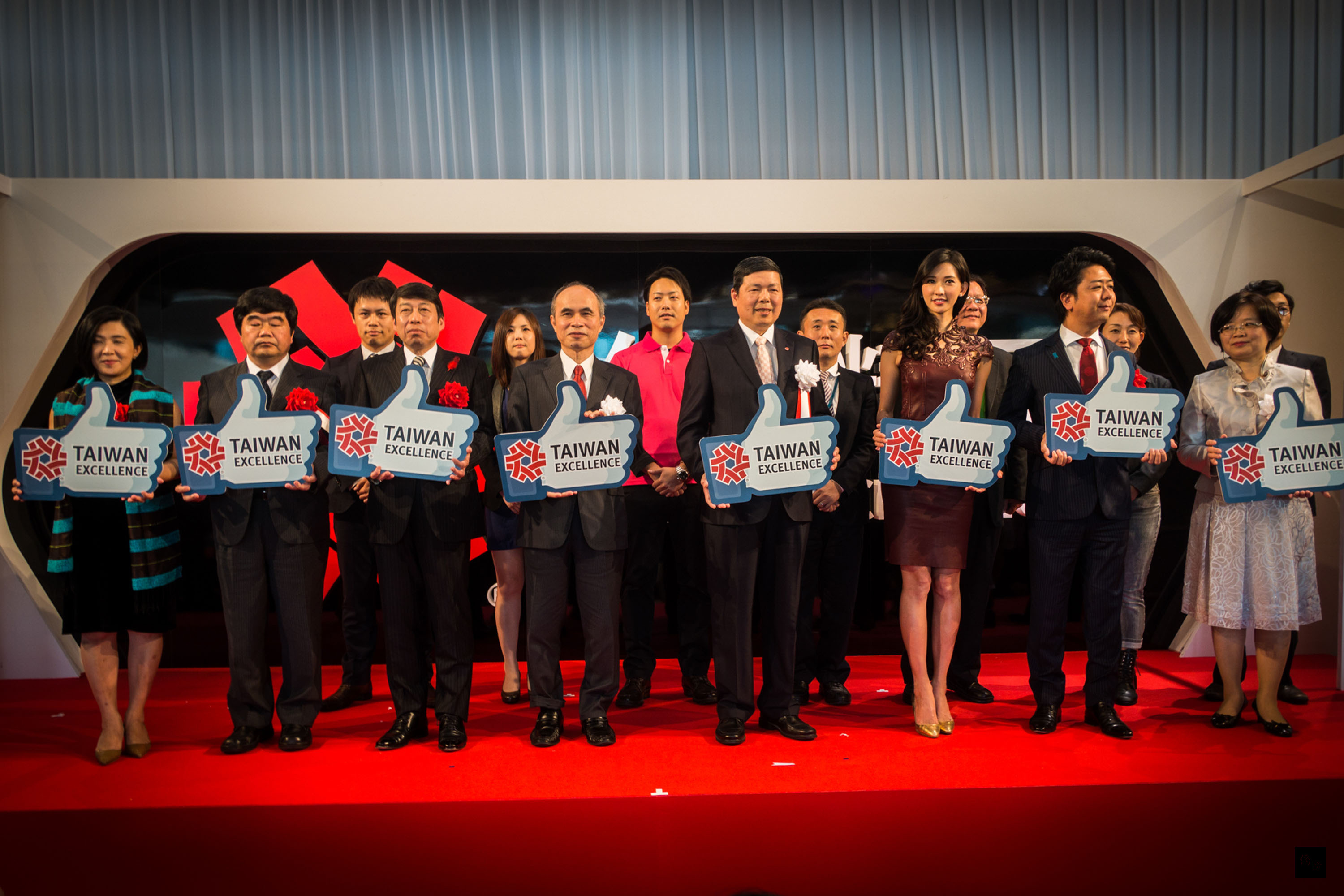 由經濟部國際貿易局主辦,外貿協會執行的「台灣產業 形象廣宣計畫」在日本福岡天神鬧區盛大登場,女星林志玲(前排右三)參與剪綵,大讚台灣精品。(中央社提供)