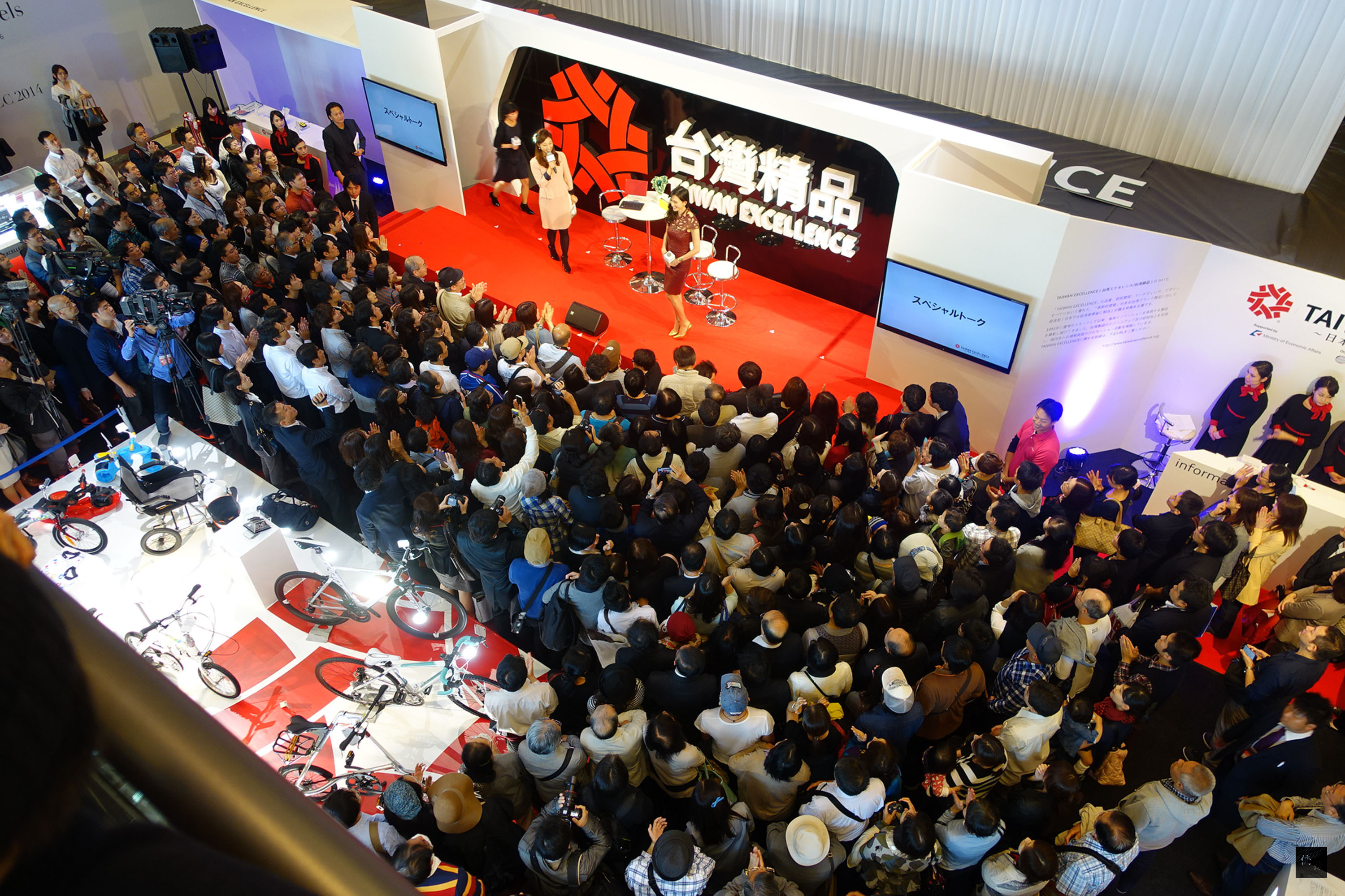 由經濟部國際貿易局主辦,外貿協會執行的「台灣產業形象廣宣計畫」在日本福岡天神鬧區盛大登場,女星林志玲參與剪綵,大讚台灣精品,造成大轟動。(中央社提供)