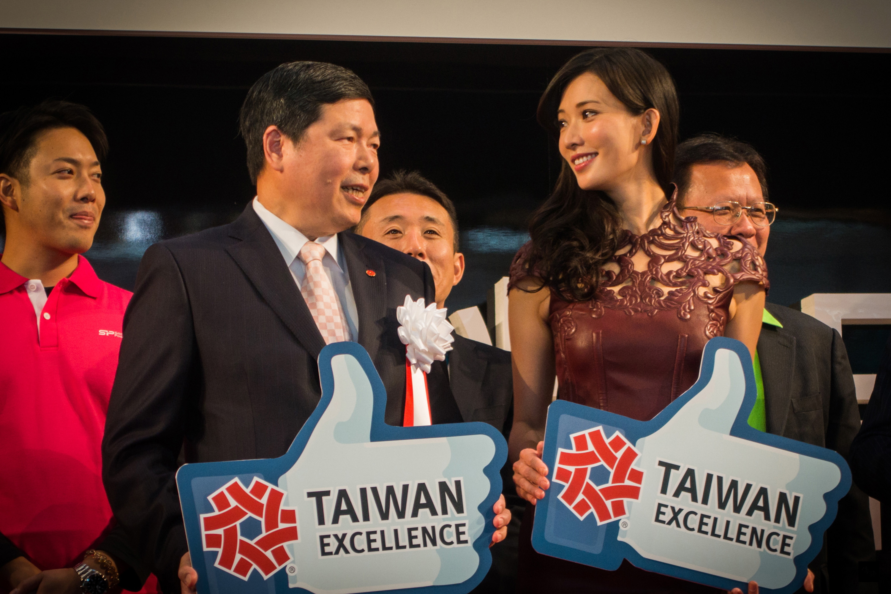 由經濟部國際貿易局主辦,外貿協會執行的「台灣產業形象廣宣計畫」在日本福岡天神鬧區盛大登場,女星林志玲參與剪綵,大讚台灣精品,造成大轟動。(中央社提供)