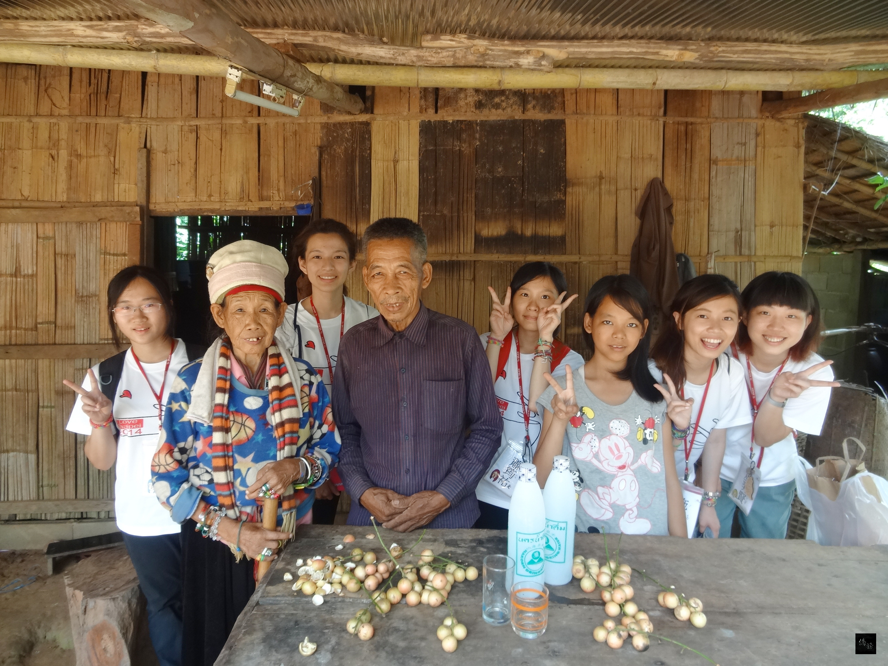 致理技術學院鼓勵學生從事國際志工活動,暑假分別前往泰北、尼泊爾兩國,為當地兒童提供醫療衛生教育與基本觀念,受到當地家庭歡迎。(中央社提供)