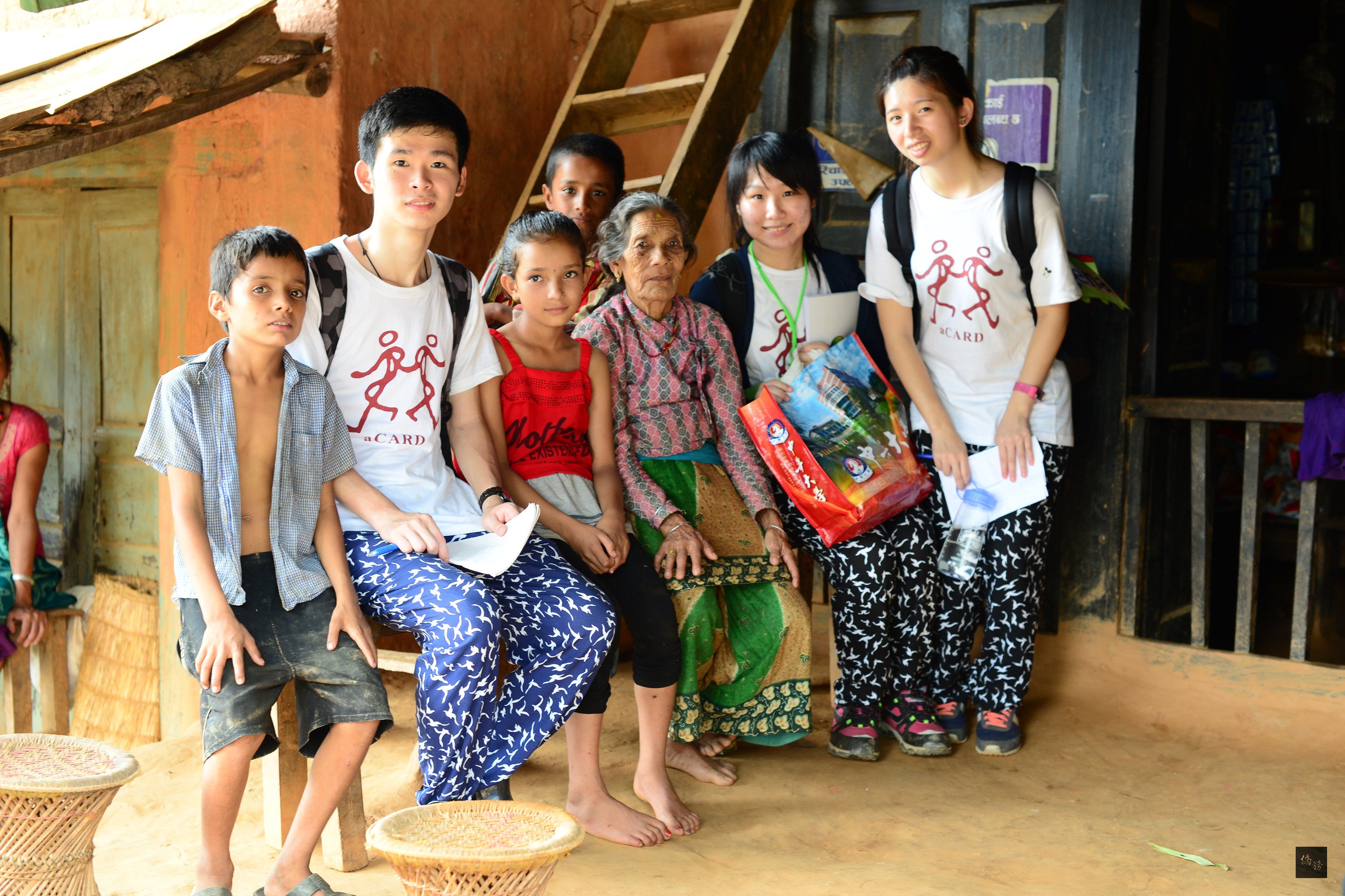 致理技術學院鼓勵學生從事國際志工活動,暑期尼泊爾團則前往尼泊爾的大丁地區山區小學及兒童之家,進行傷口護理、衛生保健及各類相關課程服務。(中央社提供)
